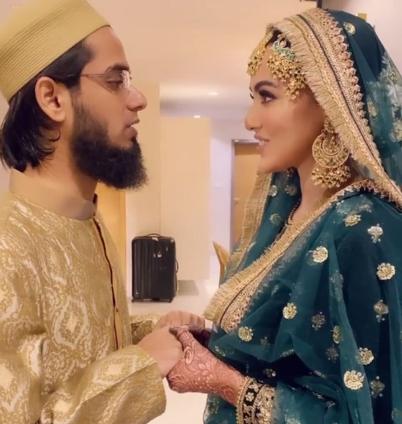 <p>ಮಾಜಿ ನಟಿ ಸನಾ ಖಾನ್ ಪತಿ ಮುಫ್ತಿ ಅನಾಸ್ ಜೊತೆ ಹನಿಮೂನ್ಗೆ ಹೋಗಿದ್ದರು.</p> <p>ಮಾಜಿ ನಟಿ ಸನಾ ಖಾನ್ ಪತಿ ಮುಫ್ತಿ ಅನಾಸ್ ಜೊತೆ ಹನಿಮೂನ್ಗೆ ಹೋಗಿದ್ದರು.</p>