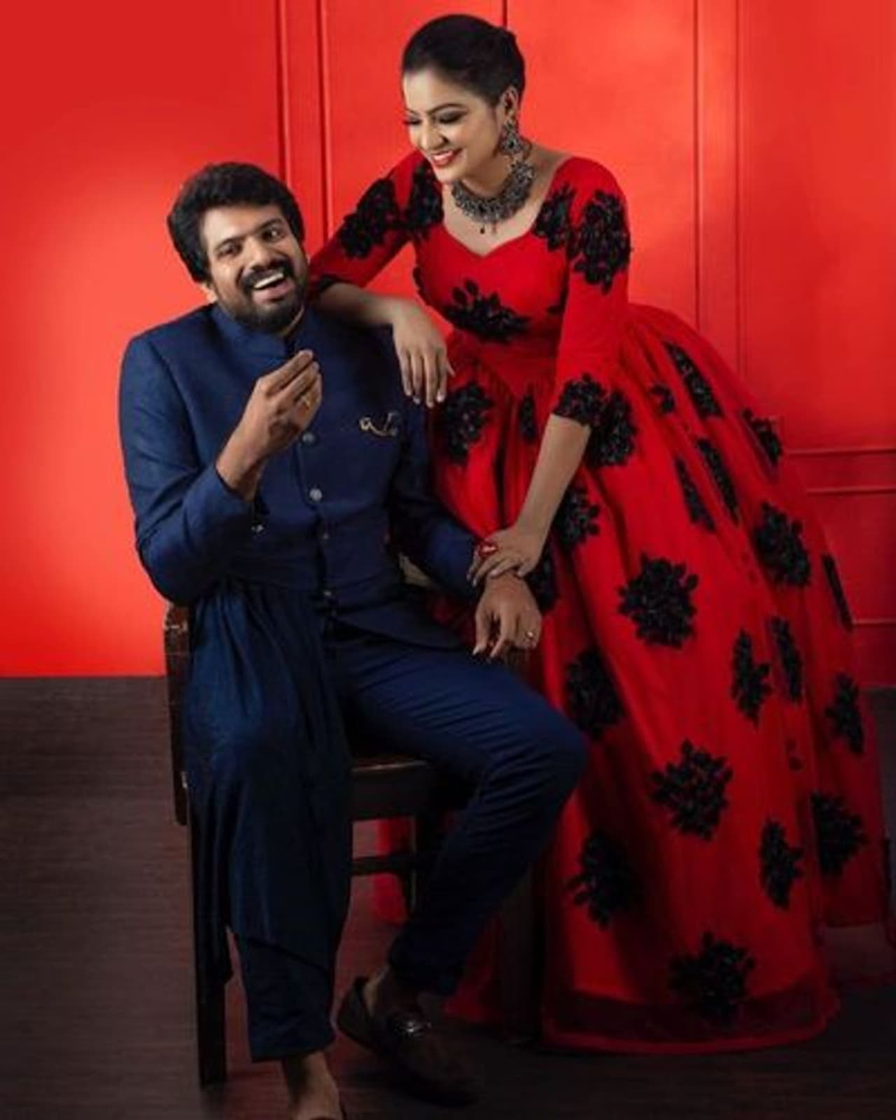 <p>விஜே சித்ராவிற்கும் ஹேமந்த் ரவிக்கும் கடந்த ஆகஸ்ட் மாதம், மிக பிரமாண்டமாக நிச்சயதார்த்தம் நடந்த நிலையில், இருவரும் அக்டோபர் மாதம் பதிவுத் திருமணம் செய்துகொண்டுள்ளனர்.</p> <p>விஜே சித்ராவிற்கும் ஹேமந்த் ரவிக்கும் கடந்த ஆகஸ்ட் மாதம், மிக பிரமாண்டமாக நிச்சயதார்த்தம் நடந்த நிலையில், இருவரும் அக்டோபர் மாதம் பதிவுத் திருமணம் செய்துகொண்டுள்ளனர்.</p>