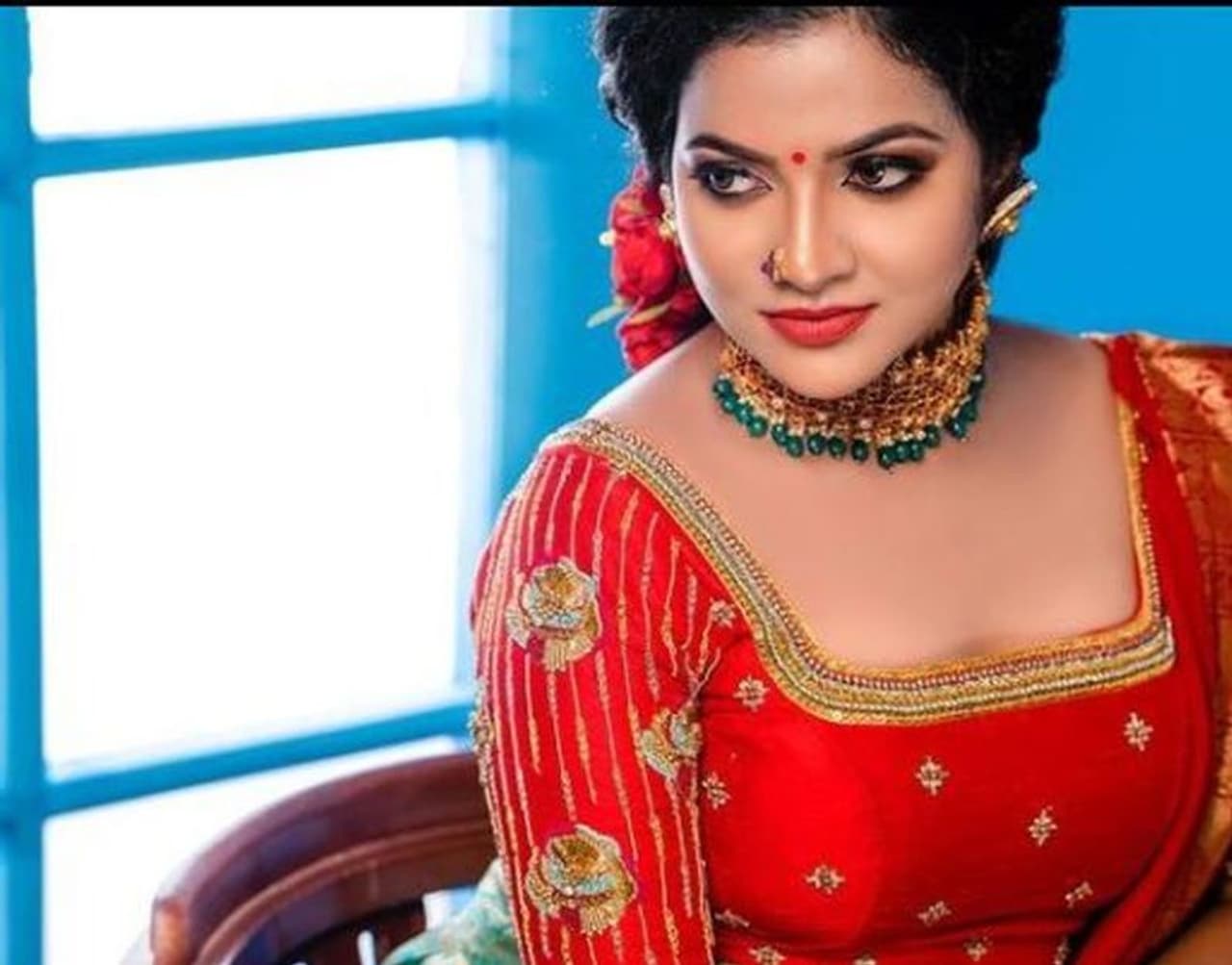 <p>“பாண்டியன் ஸ்டோர்ஸ்” சீரியலில் முல்லையாக நடித்ததன் மூலம் பட்டி, தொட்டி எல்லாம் பிரபலமான விஜே சித்ரா டிசம்பர் 9ம் தேதி பூந்தமல்லியில் உள்ள நட்சத்திர ஓட்டலில் தூக்கிட்டு தற்கொலை செய்து கொண்டார். </p> <p>“பாண்டியன் ஸ்டோர்ஸ்” சீரியலில் முல்லையாக நடித்ததன் மூலம் பட்டி, தொட்டி எல்லாம் பிரபலமான விஜே சித்ரா டிசம்பர் 9ம் தேதி பூந்தமல்லியில் உள்ள நட்சத்திர ஓட்டலில் தூக்கிட்டு தற்கொலை செய்து கொண்டார். </p>