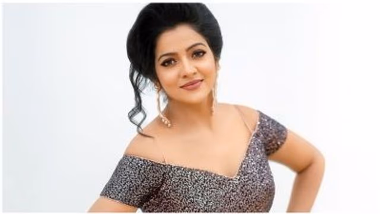 <p>மக்கள் தொலைக்காட்சியில் தொகுப்பாளினியாக ஊடகத்துறையில் அடியெடுத்து வைத்த சித்ரா, படிப்படியாக உயர்ந்து விஜய் தொலைக்காட்சியில் ஒளிபரப்பாகி வரும் பாண்டியன் ஸ்டோர்ஸ் சீரியல் மூலமாக லட்சக்கணக்கான ரசிகர்களின் மனதில் இடம் பிடித்தார். <br /> </p> <p>மக்கள் தொலைக்காட்சியில் தொகுப்பாளினியாக ஊடகத்துறையில் அடியெடுத்து வைத்த சித்ரா, படிப்படியாக உயர்ந்து விஜய் தொலைக்காட்சியில் ஒளிபரப்பாகி வரும் பாண்டியன் ஸ்டோர்ஸ் சீரியல் மூலமாக லட்சக்கணக்கான ரசிகர்களின் மனதில் இடம் பிடித்தார். <br /> </p>