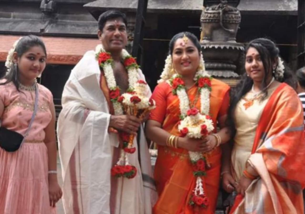 <p>അമേരിക്കയിലെ സൈക്കോ തെറാപ്പിസ്റ്റായ ദേവനാണ് വരൻ.</p> <p>അമേരിക്കയിലെ സൈക്കോ തെറാപ്പിസ്റ്റായ ദേവനാണ് വരൻ.</p>