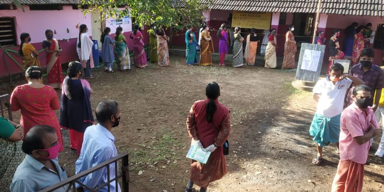 <p>ഇന്നത്തെ തെരഞ്ഞെടുപ്പിൽ കോട്ടയത്ത് കേരള കോൺഗ്രസിന്റെ കൂടുമാറ്റം എങ്ങിനെ പ്രതിഫലിക്കുമെന്ന് കൂടി വ്യക്തമാക്കുന്നതാണ്. കേരള കോൺഗ്രസിന്റെ മുന്നണി പ്രവേശനം നേട്ടമാകുമെന്ന് കരുതുന്ന ഇടതുമുന്നണിക്കും, കേരള കോൺഗ്രസ് എം പോയത് തങ്ങളെ ബാധിക്കില്ലെന്ന് അവകാശപ്പെടുന്ന യുഡിഎഫിനും അഭിമാന പോരാട്ടമാണ് ഇന്ന്. </p> <p>ഇന്നത്തെ തെരഞ്ഞെടുപ്പിൽ കോട്ടയത്ത് കേരള കോൺഗ്രസിന്റെ കൂടുമാറ്റം എങ്ങിനെ പ്രതിഫലിക്കുമെന്ന് കൂടി വ്യക്തമാക്കുന്നതാണ്. കേരള കോൺഗ്രസിന്റെ മുന്നണി പ്രവേശനം നേട്ടമാകുമെന്ന് കരുതുന്ന ഇടതുമുന്നണിക്കും, കേരള കോൺഗ്രസ് എം പോയത് തങ്ങളെ ബാധിക്കില്ലെന്ന് അവകാശപ്പെടുന്ന യുഡിഎഫിനും അഭിമാന പോരാട്ടമാണ് ഇന്ന്. </p>