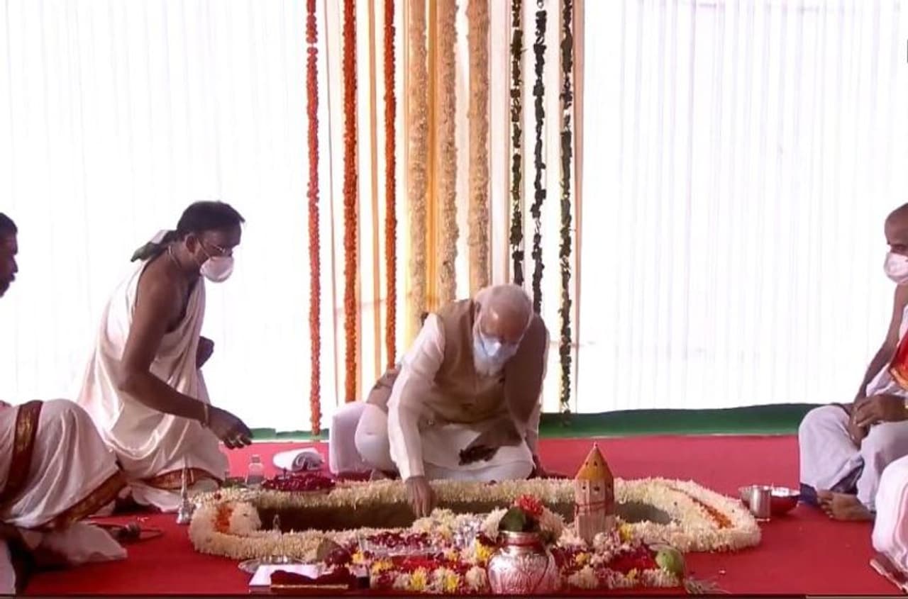 <p>ಪ್ರಧಾನ ಮಂತ್ರಿ ನರೇಂದ್ರ ಮೋದಿ ಗುರುವಾರ(ಡಿಸೆಂಬರ್ 10) ನೂತನ ಸಂಸತ್ ಭವನಕ್ಕೆ ಶಿಲಾನ್ಯಾಸ ಪೂಜೆ ನೆರವೇರಿಸಿದರು.</p>