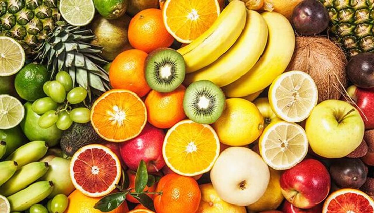 <p><strong>ഒന്ന്...</strong></p><p>&nbsp;</p><p>പഴങ്ങള്‍ കഴിക്കുന്നത് ആരോഗ്യത്തിന് &nbsp;നല്ലതാണെന്ന് പ്രത്യേകിച്ച് പറയേണ്ടതില്ലല്ലോ. പ്രാതലിനൊപ്പവും വൈകുന്നേരത്തെ സ്നാക്ക്സായോ അത്താഴത്തിന് ശേഷമോ രണ്ട് നേരം രണ്ട് വ്യത്യസ്ത തരം പഴങ്ങൾ കഴിക്കാം. പോഷകങ്ങള്‍ ധാരാളം അടങ്ങിയ പഴങ്ങള്‍ കഴിക്കുന്നത് മധുര പലഹാരങ്ങളോടുള്ള കൊതി കുറയ്ക്കാന്‍ സഹായിക്കും.&nbsp;</p>