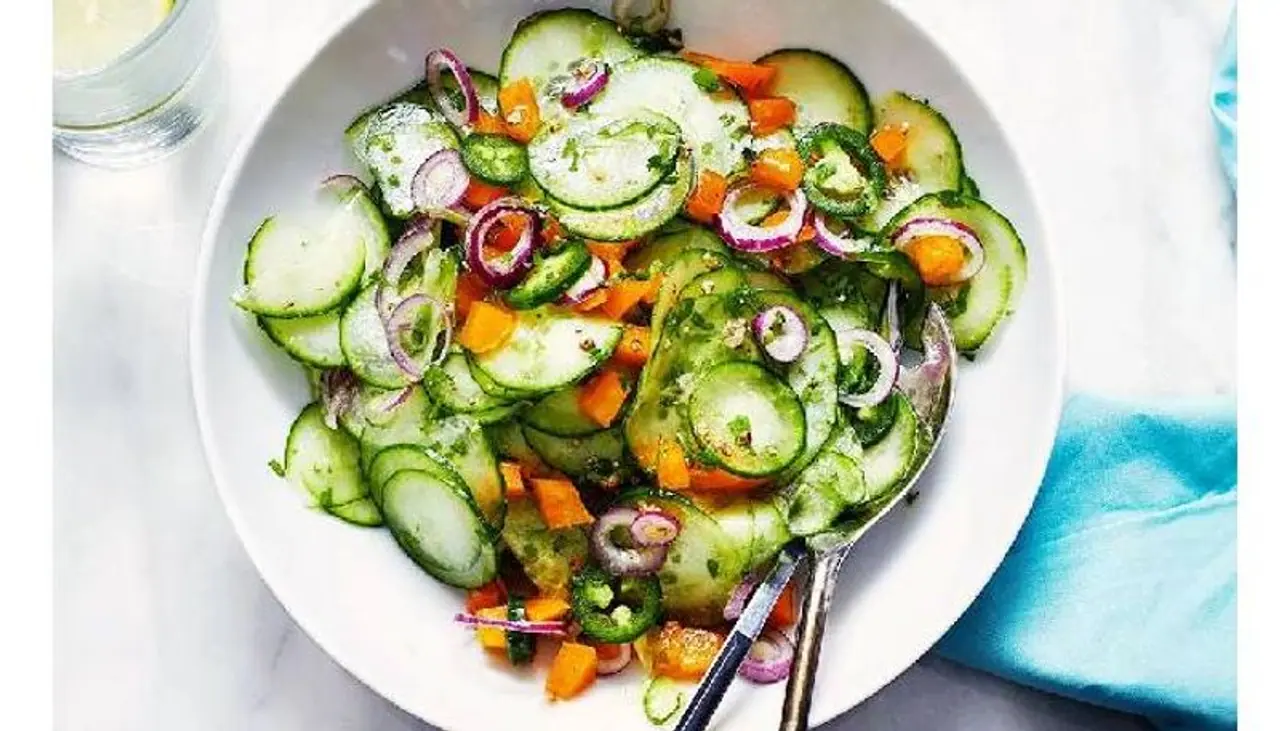 <p>ಆರೋಗ್ಯವನ್ನು ಕಾಪಾಡಿಕೊಳ್ಳಲು &nbsp;ಪ್ರತಿದಿನ ಕ್ಯಾರೆಟ್ ಸಲಾಡ್ಗಳೊಂದಿಗೆ ಸೇವಿಸಬಹುದು. ಇದು ತುಂಬಾ ಪೌಷ್ಟಿಕ ತರಕಾರಿಯಾಗಿದ್ದು, ವಿಟಮಿನ್ ಎ, ವಿಟಮಿನ್ ಸಿ, ವಿಟಮಿನ್ ಕೆ, ಪೊಟ್ಯಾಸಿಯಮ್ ಮತ್ತು ಕಬ್ಬಿಣದಂತಹ ಪರಿಣಾಮಕಾರಿ ಪೋಷಕಾಂಶಗಳನ್ನು ಹೊಂದಿದೆ, ಇದು ನಮ್ಮ ದೇಹಕ್ಕೆ ಅನೇಕ ಪ್ರಯೋಜನಗಳನ್ನು ತರುತ್ತದೆ. ಸಲಾಡ್ ಗಳಲ್ಲಿ ಕ್ಯಾರೆಟ್ ತಿನ್ನುವುದರಿಂದ ಆಗುವ ಪ್ರಯೋಜನಗಳ ಬಗ್ಗೆ ತಿಳಿಯೋಣ.</p>