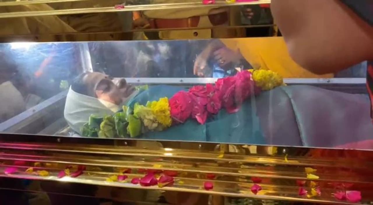 <p>விஜய் தொலைக்காட்சியில் ஒளிபரப்பாகி வரும் பாண்டியன் ஸ்டோர் சீரியலில் முல்லை கதாபாத்திரத்தில் நடித்ததன் மூலமாக பிரபலமானவர் விஜே சித்ரா. இவர் கடந்த 9ம் தேதி நசரத்பேட்டையில் உள்ள தனியார் ஓட்டலில் தூக்கிட்டு தற்கொலை செய்து கொண்டார். <br /> </p> <p>விஜய் தொலைக்காட்சியில் ஒளிபரப்பாகி வரும் பாண்டியன் ஸ்டோர் சீரியலில் முல்லை கதாபாத்திரத்தில் நடித்ததன் மூலமாக பிரபலமானவர் விஜே சித்ரா. இவர் கடந்த 9ம் தேதி நசரத்பேட்டையில் உள்ள தனியார் ஓட்டலில் தூக்கிட்டு தற்கொலை செய்து கொண்டார். <br /> </p>