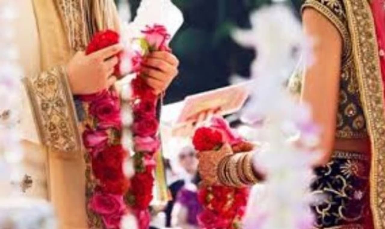 <p>ಸೀಮಿತ ಅತಿಥಿಗಳೊಂದಿಗೆ ಕೊರೊನಾ ಸಾಂಕ್ರಾಮಿಕದಲ್ಲಿ ವಿವಾಹಗಳು ನಡೆಯುತ್ತಿವೆ. ಸುಂದರ ಉಡುಪುಗಳು ಮತ್ತು ಮೇಕಪ್ ಧರಿಸಿದ ವಧು ತಮ್ಮ ಚಿತ್ರಗಳನ್ನು ಸೋಷಿಯಲ್ ಮೀಡಿಯಾದಲ್ಲಿ ಪೋಸ್ಟ್ ಮಾಡುತ್ತಿದ್ದಾರೆ. ಇನ್ನು ನಿಮ್ಮ ಮದುವೆಯೂ ಈ ಮಧ್ಯೆ ಇದ್ದರೆ ಮತ್ತು ಪಾರ್ಲರ್ನಲ್ಲಿ ಮೇಕಪ್ಗೆ ಈಗಾಗಲೇ ಕಾಯ್ದಿರಿಸಿದ್ದರೆ, ಅದನ್ನು ರದ್ದುಗೊಳಿಸುವ ಅಗತ್ಯವಿಲ್ಲ, ಕೆಲವು ವಿಷಯಗಳ ಬಗ್ಗೆ ವಿಶೇಷ ಕಾಳಜಿ ವಹಿಸಿ, ಇದರಿಂದ ಈ ಅಪಾಯಕಾರಿ ಸೋಂಕನ್ನು ತಪ್ಪಿಸಬಹುದು. ಅದರ ಬಗ್ಗೆ ಸ್ವಲ್ಪ ಗಮನ ಹರಿಸೋಣ... </p><p> </p> <p>ಸೀಮಿತ ಅತಿಥಿಗಳೊಂದಿಗೆ ಕೊರೊನಾ ಸಾಂಕ್ರಾಮಿಕದಲ್ಲಿ ವಿವಾಹಗಳು ನಡೆಯುತ್ತಿವೆ. ಸುಂದರ ಉಡುಪುಗಳು ಮತ್ತು ಮೇಕಪ್ ಧರಿಸಿದ ವಧು ತಮ್ಮ ಚಿತ್ರಗಳನ್ನು ಸೋಷಿಯಲ್ ಮೀಡಿಯಾದಲ್ಲಿ ಪೋಸ್ಟ್ ಮಾಡುತ್ತಿದ್ದಾರೆ. ಇನ್ನು ನಿಮ್ಮ ಮದುವೆಯೂ ಈ ಮಧ್ಯೆ ಇದ್ದರೆ ಮತ್ತು ಪಾರ್ಲರ್ನಲ್ಲಿ ಮೇಕಪ್ಗೆ ಈಗಾಗಲೇ ಕಾಯ್ದಿರಿಸಿದ್ದರೆ, ಅದನ್ನು ರದ್ದುಗೊಳಿಸುವ ಅಗತ್ಯವಿಲ್ಲ, ಕೆಲವು ವಿಷಯಗಳ ಬಗ್ಗೆ ವಿಶೇಷ ಕಾಳಜಿ ವಹಿಸಿ, ಇದರಿಂದ ಈ ಅಪಾಯಕಾರಿ ಸೋಂಕನ್ನು ತಪ್ಪಿಸಬಹುದು. ಅದರ ಬಗ್ಗೆ ಸ್ವಲ್ಪ ಗಮನ ಹರಿಸೋಣ... </p><p> </p>