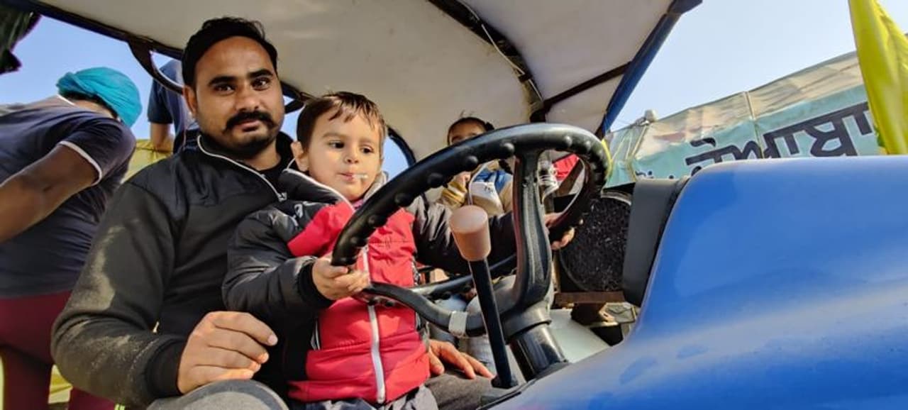 <p>ദില്ലി അതിർത്തി പൂർണമായും വളഞ്ഞ കർഷകർ, ഇനി രാജ്യതലസ്ഥാനത്തേയ്ക്കുള്ള തീവണ്ടികൾ കൂടി തടഞ്ഞ് സമരം വ്യാപിപ്പിക്കുമെന്നാണ് മുന്നറിയിപ്പ് നൽകുന്നത്. നിയമം പിൻവലിക്കുക എന്നതിൽക്കുറ‍ഞ്ഞ ഒരു സമവായത്തിനും കർഷകർ തയ്യാറല്ലെന്ന് കര്‍കര്‍ വ്യക്തമാക്കുന്നു. &nbsp;</p>