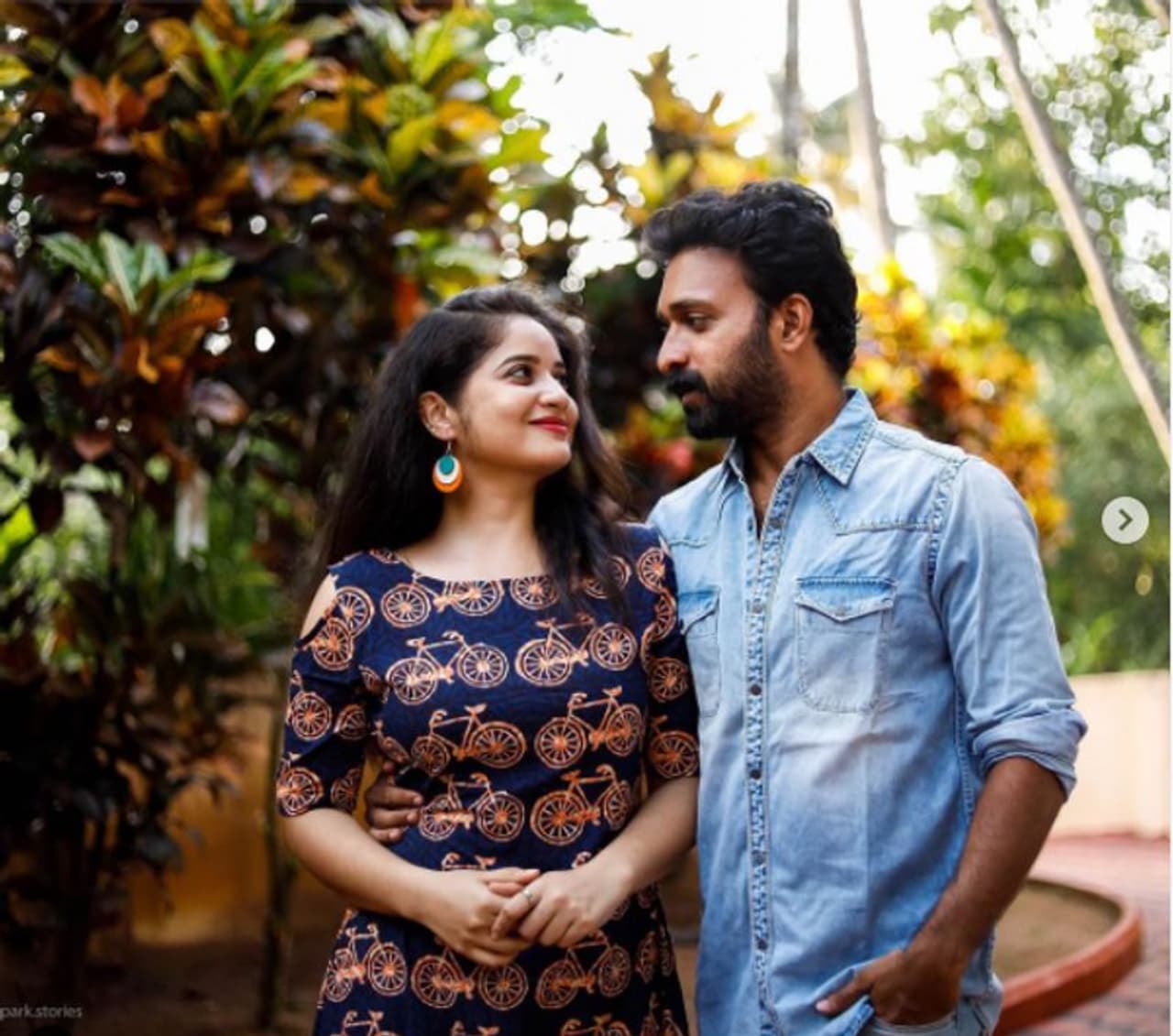 <p>ഭർത്താവ് സജിനൊപ്പമുള്ള ചിത്രമാണ് താരം പങ്കുവച്ചിരിക്കുന്നത്. എന്നന്നേക്കുമുള്ള സ്നേഹം എന്ന ക്യാപ്ഷൻ നൽകിയാണ് ഷഫ്ന ചിത്രങ്ങൾ ഷെയർ ചെയ്തത്. </p> <p>ഭർത്താവ് സജിനൊപ്പമുള്ള ചിത്രമാണ് താരം പങ്കുവച്ചിരിക്കുന്നത്. എന്നന്നേക്കുമുള്ള സ്നേഹം എന്ന ക്യാപ്ഷൻ നൽകിയാണ് ഷഫ്ന ചിത്രങ്ങൾ ഷെയർ ചെയ്തത്. </p>