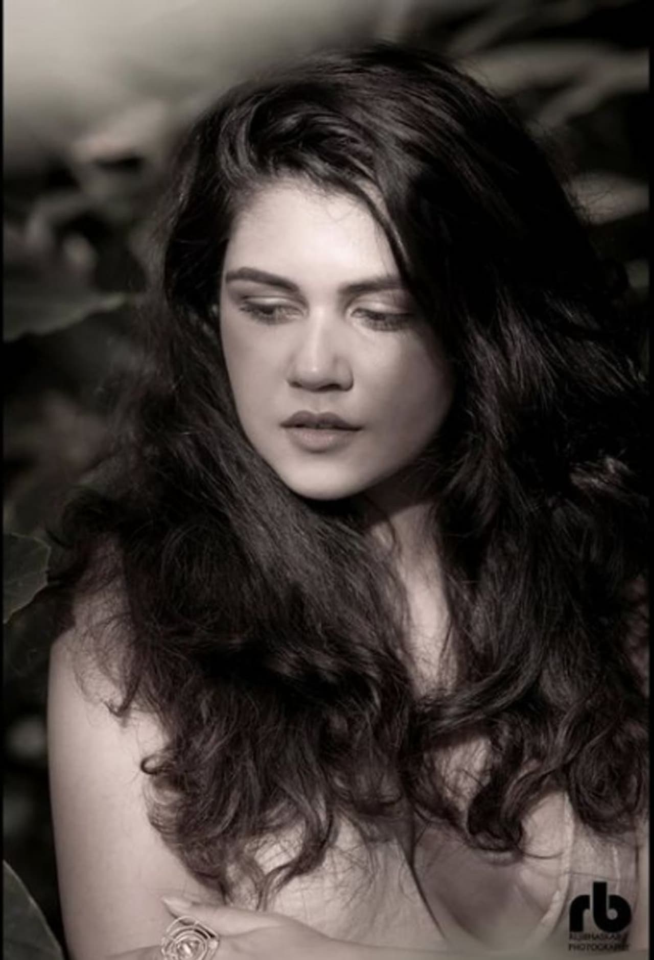 <p>ബ്ലാക്ക് ആൻഡ് വൈറ്റ് പശ്ചാത്തലത്തിൽ ബോൾഡ് ലുക്കിലുള്ള റോഷ്നിയെ ആണ് ചിത്രങ്ങളിൽ കാണാൻ സാധിക്കുക. മൂന്നാറിലെ പാറക്കാട്ട് നേച്ചർ റിസോർട്ടിൽ വെച്ച് പകർത്തിയിരിക്കുന്നതാണ് ചിത്രങ്ങൾ.<br /> </p> <p>ബ്ലാക്ക് ആൻഡ് വൈറ്റ് പശ്ചാത്തലത്തിൽ ബോൾഡ് ലുക്കിലുള്ള റോഷ്നിയെ ആണ് ചിത്രങ്ങളിൽ കാണാൻ സാധിക്കുക. മൂന്നാറിലെ പാറക്കാട്ട് നേച്ചർ റിസോർട്ടിൽ വെച്ച് പകർത്തിയിരിക്കുന്നതാണ് ചിത്രങ്ങൾ.<br /> </p>