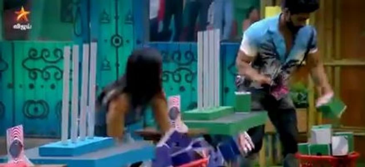 <p>கேப்டன்சி டாஸ்க்கில் ரம்யா, பாலாஜி, நிஷா ஆகியோருக்கு பசலில் உள்ள தங்களது முகத்தை சரியாக பொருத்தவேண்டும் என்றும், முதலில் யார் இந்த டாஸ்க்கை முடிகிறாரோ அவர் தான் இந்த வாரத்தின் கேப்டன் என பிக்பாஸ் அறிவிக்கிறார்.</p> <p>கேப்டன்சி டாஸ்க்கில் ரம்யா, பாலாஜி, நிஷா ஆகியோருக்கு பசலில் உள்ள தங்களது முகத்தை சரியாக பொருத்தவேண்டும் என்றும், முதலில் யார் இந்த டாஸ்க்கை முடிகிறாரோ அவர் தான் இந்த வாரத்தின் கேப்டன் என பிக்பாஸ் அறிவிக்கிறார்.</p>