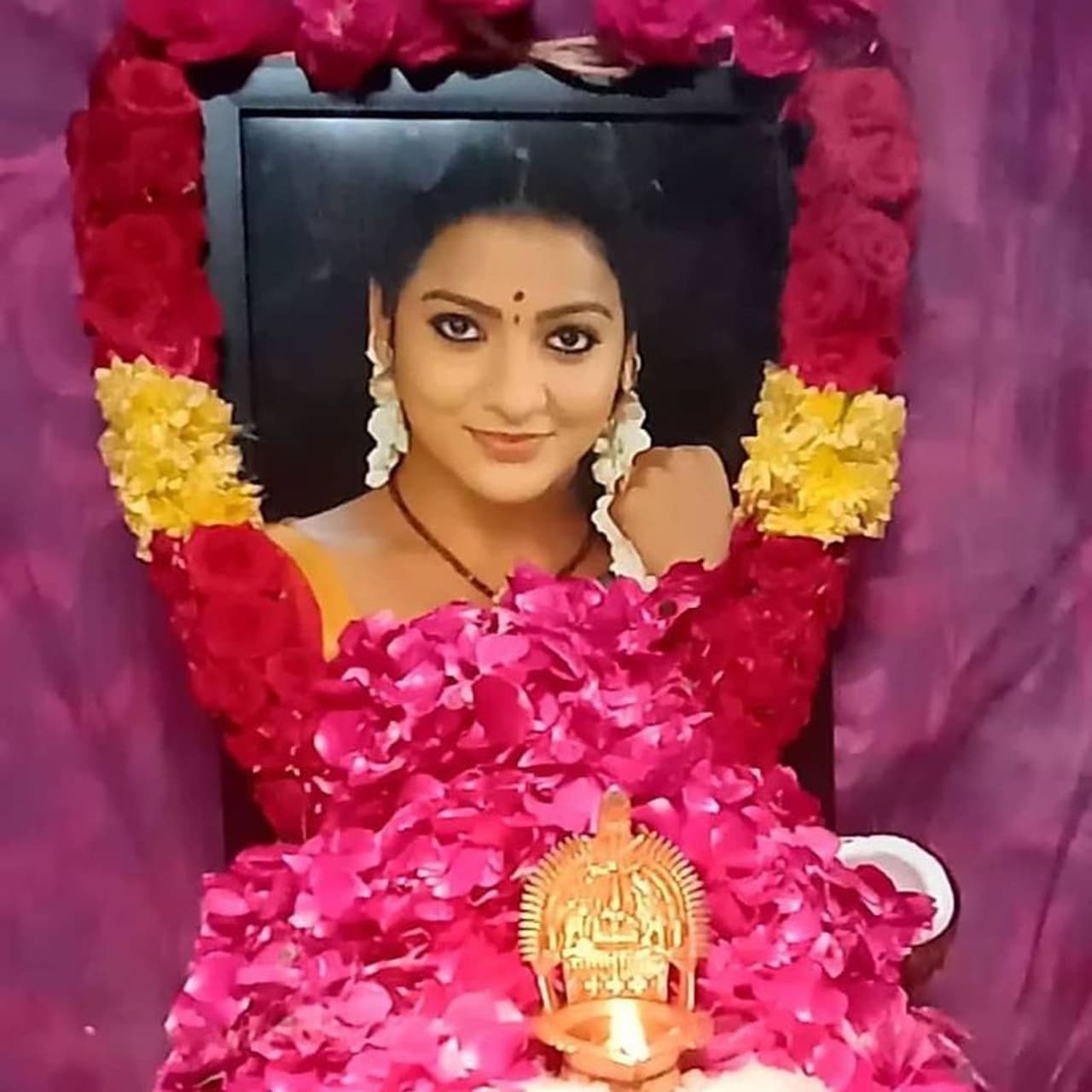 <p>இந்த சீரியலில் 'முல்லை' என்கிற கதாபாத்திரத்தில் நடித்து வந்த, நடிகை விஜே சித்ரா, டிசம்பர் 9 ஆம் தேதி தற்கொலை செய்து கொண்ட நிலையில் இவரது கதாபாத்திரத்தில் யார் நடிப்பார் என்கிற மிகப்பெரும் கேள்வி ரசிகர்கள் மனதில் உள்ளது.</p> <p>இந்த சீரியலில் 'முல்லை' என்கிற கதாபாத்திரத்தில் நடித்து வந்த, நடிகை விஜே சித்ரா, டிசம்பர் 9 ஆம் தேதி தற்கொலை செய்து கொண்ட நிலையில் இவரது கதாபாத்திரத்தில் யார் நடிப்பார் என்கிற மிகப்பெரும் கேள்வி ரசிகர்கள் மனதில் உள்ளது.</p>