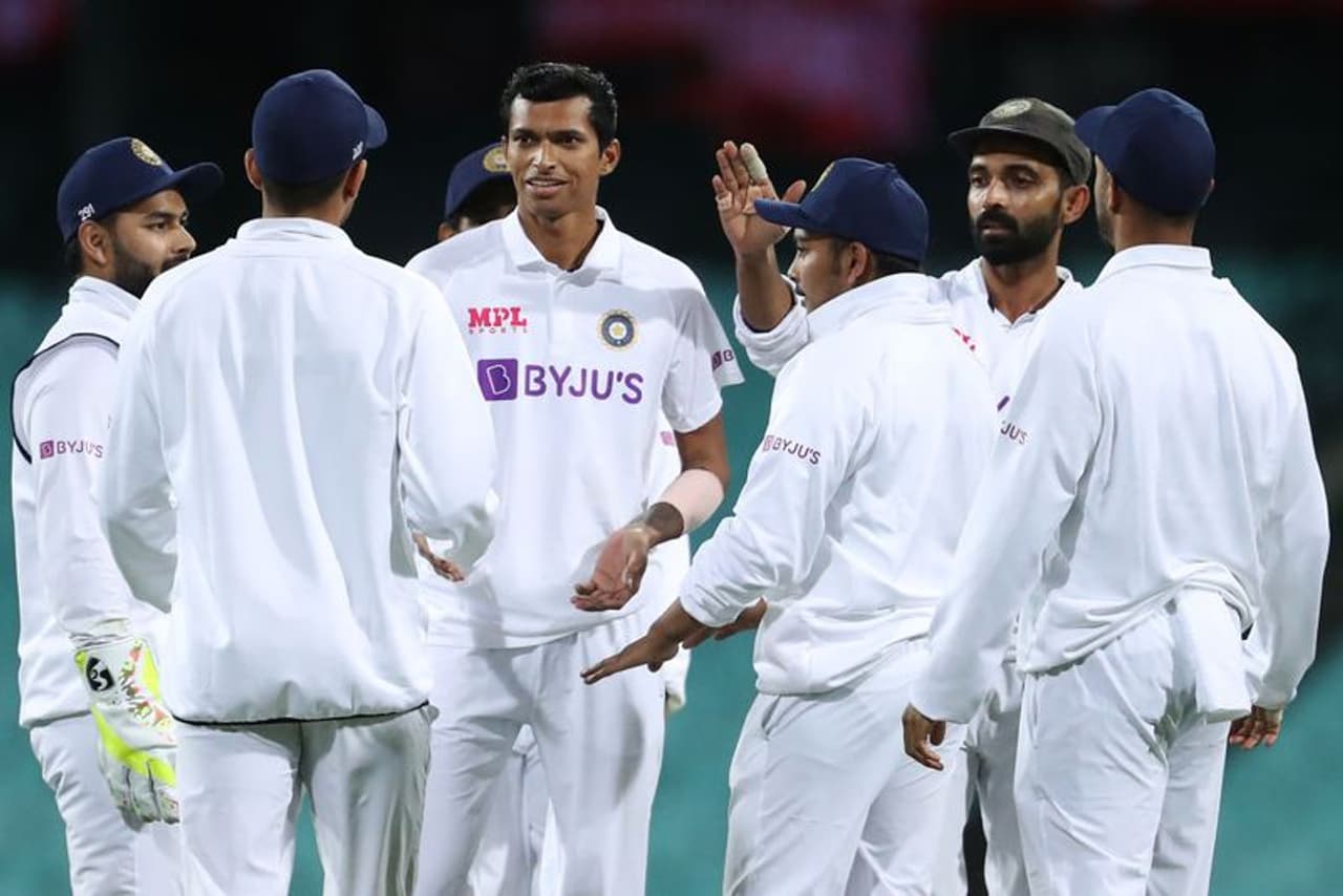 <p>In what has turned out to be a thrilling warm up clash, visitors India have come up with a strong bowling performance to rattle the Australians on Day 1 of the day night tie at the Sydney Cricket Ground (SCG) on Friday. While India were bundled for 194 initially, Australia succumbed and were bowled out for mere 108.</p>