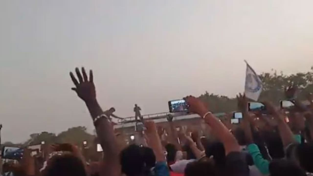 <p>கடந்த பிப்ரவரி மாதம் மாஸ்டர் படத்தின் ஷூட்டிங் நெய்வேலியில் நடந்து வந்த போது, தளபதி விஜய்யை பார்பதற்காக ஆயிரக்கணக்கான ரசிகர்கள் குவிய ஆரம்பித்தனர். </p> <p>கடந்த பிப்ரவரி மாதம் மாஸ்டர் படத்தின் ஷூட்டிங் நெய்வேலியில் நடந்து வந்த போது, தளபதி விஜய்யை பார்பதற்காக ஆயிரக்கணக்கான ரசிகர்கள் குவிய ஆரம்பித்தனர். </p>