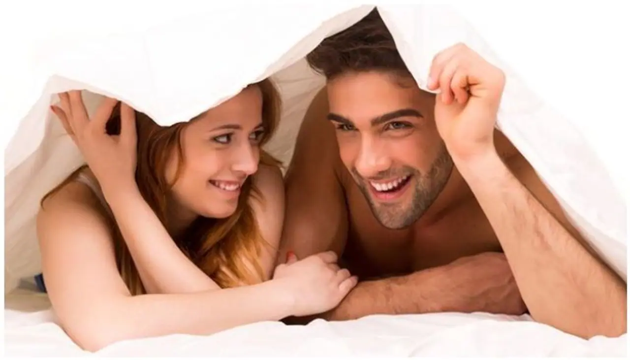 <p>ಆಯುರ್ವೇದದಲ್ಲಿ ಸೆಕ್ಸ್ ನ್ನು ಲೈಂಗಿಕ ಆನಂದದ ಹೊರತಾಗಿ, ಇದು ದೇಹವನ್ನು ಪೋಷಿಸುವ ಕ್ರಿಯೆ ಎಂದು ಪರಿಗಣಿಸಲಾಗಿದೆ. ಪತಿ ಪತ್ನಿ ನಡುವಿನ ಸಂಬಂಧವನ್ನು ಬಲಪಡಿಸಲು, ಅವರ ದೈಹಿಕ ಸಂಬಂಧವನ್ನು ಸುಧಾರಿಸುವುದು ಬಹಳ ಮುಖ್ಯ. ಲೈಂಗಿಕತೆಯು ಪೀಳಿಗೆಯನ್ನು ಹೆಚ್ಚಿಸಲು ಮಾತ್ರವಲ್ಲ, ಆದರೆ ಇದು ದಂಪತಿ ನಡುವಿನ ಪರಸ್ಪರ ಸಂಬಂಧ ಮತ್ತು ಹೊಂದಾಣಿಕೆಯನ್ನು ಸುಧಾರಿಸುತ್ತದೆ.</p> <p>ಆಯುರ್ವೇದದಲ್ಲಿ ಸೆಕ್ಸ್ ನ್ನು ಲೈಂಗಿಕ ಆನಂದದ ಹೊರತಾಗಿ, ಇದು ದೇಹವನ್ನು ಪೋಷಿಸುವ ಕ್ರಿಯೆ ಎಂದು ಪರಿಗಣಿಸಲಾಗಿದೆ. ಪತಿ ಪತ್ನಿ ನಡುವಿನ ಸಂಬಂಧವನ್ನು ಬಲಪಡಿಸಲು, ಅವರ ದೈಹಿಕ ಸಂಬಂಧವನ್ನು ಸುಧಾರಿಸುವುದು ಬಹಳ ಮುಖ್ಯ. ಲೈಂಗಿಕತೆಯು ಪೀಳಿಗೆಯನ್ನು ಹೆಚ್ಚಿಸಲು ಮಾತ್ರವಲ್ಲ, ಆದರೆ ಇದು ದಂಪತಿ ನಡುವಿನ ಪರಸ್ಪರ ಸಂಬಂಧ ಮತ್ತು ಹೊಂದಾಣಿಕೆಯನ್ನು ಸುಧಾರಿಸುತ್ತದೆ.</p>