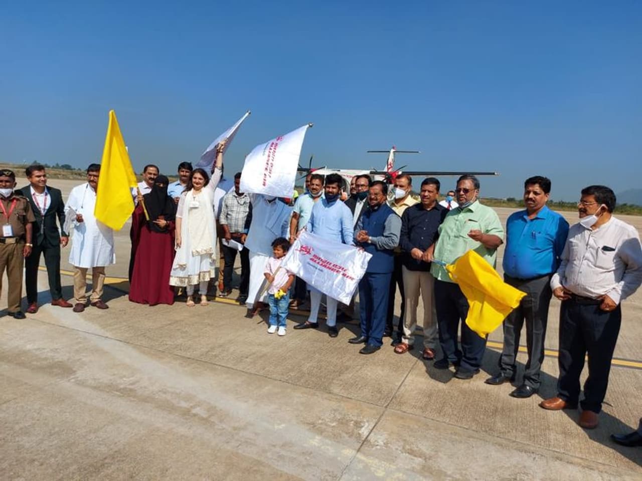 <p>ಅಲೈಯನ್ಸ್ ಏರ್ ಸಂಸ್ಥೆಗೆ ಸೇರಿದ 72 ಆಸನ ವ್ಯವಸ್ಥೆಯುಳ್ಳ ವಿಮಾನಕ್ಕೆ ಬೆಳಗ್ಗೆ 10.50ಕ್ಕೆ ಮೈಸೂರು ವಿಮಾನ ನಿಲ್ದಾಣದಲ್ಲಿ ಚಾಲನೆ ನೀಡಲಾಯಿತು. ಈ ವಿಮಾನವು ಬೆಳಗ್ಗೆ 11.20ಕ್ಕೆ ಹೊರಟು, 12,30ಕ್ಕೆ ಮಂಗಳೂರು ತಲುಪಲಿದೆ. ಮತ್ತೆ 12.50ಕ್ಕೆ ಮಂಗಳೂರಿನಿಂದ ಹೊರಟು, ಮಧ್ಯಾಹ್ನ 1.50ಕ್ಕೆ ಮೈಸೂರು ತಲುಪಲಿದೆ. ಪ್ರಸ್ತುತ ಆರಂಭಿಕ ದರವು 2,300 ಇದೆ.</p> <p>ಅಲೈಯನ್ಸ್ ಏರ್ ಸಂಸ್ಥೆಗೆ ಸೇರಿದ 72 ಆಸನ ವ್ಯವಸ್ಥೆಯುಳ್ಳ ವಿಮಾನಕ್ಕೆ ಬೆಳಗ್ಗೆ 10.50ಕ್ಕೆ ಮೈಸೂರು ವಿಮಾನ ನಿಲ್ದಾಣದಲ್ಲಿ ಚಾಲನೆ ನೀಡಲಾಯಿತು. ಈ ವಿಮಾನವು ಬೆಳಗ್ಗೆ 11.20ಕ್ಕೆ ಹೊರಟು, 12,30ಕ್ಕೆ ಮಂಗಳೂರು ತಲುಪಲಿದೆ. ಮತ್ತೆ 12.50ಕ್ಕೆ ಮಂಗಳೂರಿನಿಂದ ಹೊರಟು, ಮಧ್ಯಾಹ್ನ 1.50ಕ್ಕೆ ಮೈಸೂರು ತಲುಪಲಿದೆ. ಪ್ರಸ್ತುತ ಆರಂಭಿಕ ದರವು 2,300 ಇದೆ.</p>