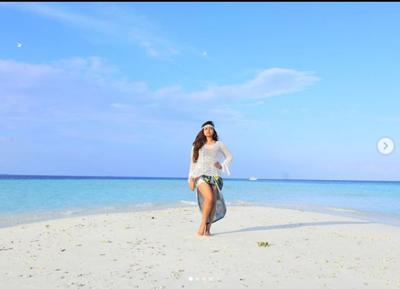 <p>ശാലിൻ സോയയുടെ മാലിദ്വീപ് ഫോട്ടോകള് ഓണ്ലൈനില് തരംഗമായിരുന്നു. 'ബൈ ബൈ മാലിദ്വീപ്, നിന്നെ മിസ് ചെയ്യും' എന്നാണ് പുതിയ ചിത്രങ്ങൾ പങ്കുവച്ച് ശാലിൻ കുറിച്ചത്. <br /> </p> <p>ശാലിൻ സോയയുടെ മാലിദ്വീപ് ഫോട്ടോകള് ഓണ്ലൈനില് തരംഗമായിരുന്നു. 'ബൈ ബൈ മാലിദ്വീപ്, നിന്നെ മിസ് ചെയ്യും' എന്നാണ് പുതിയ ചിത്രങ്ങൾ പങ്കുവച്ച് ശാലിൻ കുറിച്ചത്. <br /> </p>