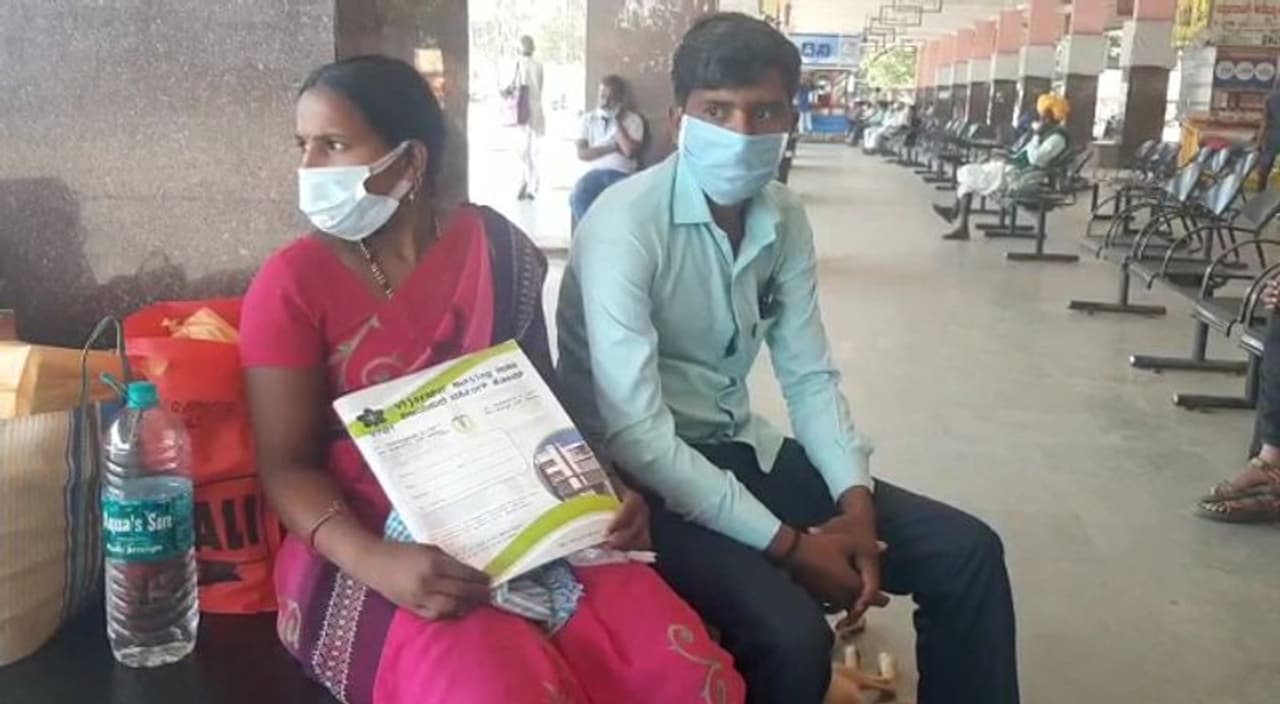 <p>ನಗರದ ಕೇಂದ್ರಿಯ ಬಸ್ ನಿಲ್ದಾಣದಲ್ಲಿ ಬಸ್ ಸಂಚಾರವಿಲ್ಲದೆ ಮಹಿಳಾ ರೋಗಿಯ ಪರದಾಟ </p> <p>ನಗರದ ಕೇಂದ್ರಿಯ ಬಸ್ ನಿಲ್ದಾಣದಲ್ಲಿ ಬಸ್ ಸಂಚಾರವಿಲ್ಲದೆ ಮಹಿಳಾ ರೋಗಿಯ ಪರದಾಟ </p>