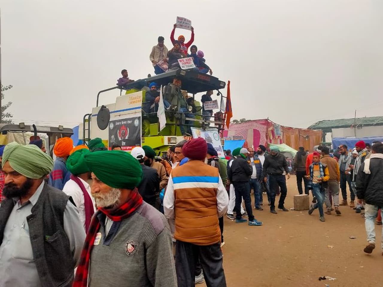 <p>ദില്ലി ജയ്പൂര് ദേശീയ പാതയും ദില്ലി ആഗ്ര എക്സ്പ്രസ് പാതയും ഇന്ന് ഉച്ച മുതല് അടയ്ക്കുമെന്ന് കര്ഷകര് പറഞ്ഞു. ഈ അതിര്ത്തികളിലേക്ക് ഉത്തര്പ്രദേശ്, ഹരിയാന, രാജസ്ഥാന് എന്നീ സംസ്ഥാനങ്ങളില് നിന്നുള്ള കര്ഷകരാണ് ഇന്ന് രാവിലെ മുതല് എത്തിക്കൊണ്ടിരിക്കുന്നത്. നാളെ രാവിലെ മുതല് ഈ രണ്ട് പാതകളും കര്ഷകര് പൂര്ണ്ണമായും അടയ്ക്കുന്നതോടെ ദില്ലിയിലേക്കുള്ള എല്ലാ പാതകളും കര്ഷകര് അടയ്ക്കും. ഇതോടെ ദില്ലിയിലേക്കും ദില്ലിക്ക് പുറത്തേക്കുമുള്ള സഞ്ചാരം നിലയ്ക്കും. കര്ഷക സമരം രണ്ടാം ഘട്ടത്തിലേക്ക് കടക്കുന്നതോടെ ദില്ലി വളഞ്ഞ് കേന്ദ്രസര്ക്കാറിന് മേല് കൂടുതല് സമ്മര്ദ്ദം ചെലുത്താനുള്ള ശ്രമത്തിലാണ് കര്ഷകര്. </p> <p>ദില്ലി ജയ്പൂര് ദേശീയ പാതയും ദില്ലി ആഗ്ര എക്സ്പ്രസ് പാതയും ഇന്ന് ഉച്ച മുതല് അടയ്ക്കുമെന്ന് കര്ഷകര് പറഞ്ഞു. ഈ അതിര്ത്തികളിലേക്ക് ഉത്തര്പ്രദേശ്, ഹരിയാന, രാജസ്ഥാന് എന്നീ സംസ്ഥാനങ്ങളില് നിന്നുള്ള കര്ഷകരാണ് ഇന്ന് രാവിലെ മുതല് എത്തിക്കൊണ്ടിരിക്കുന്നത്. നാളെ രാവിലെ മുതല് ഈ രണ്ട് പാതകളും കര്ഷകര് പൂര്ണ്ണമായും അടയ്ക്കുന്നതോടെ ദില്ലിയിലേക്കുള്ള എല്ലാ പാതകളും കര്ഷകര് അടയ്ക്കും. ഇതോടെ ദില്ലിയിലേക്കും ദില്ലിക്ക് പുറത്തേക്കുമുള്ള സഞ്ചാരം നിലയ്ക്കും. കര്ഷക സമരം രണ്ടാം ഘട്ടത്തിലേക്ക് കടക്കുന്നതോടെ ദില്ലി വളഞ്ഞ് കേന്ദ്രസര്ക്കാറിന് മേല് കൂടുതല് സമ്മര്ദ്ദം ചെലുത്താനുള്ള ശ്രമത്തിലാണ് കര്ഷകര്. </p>