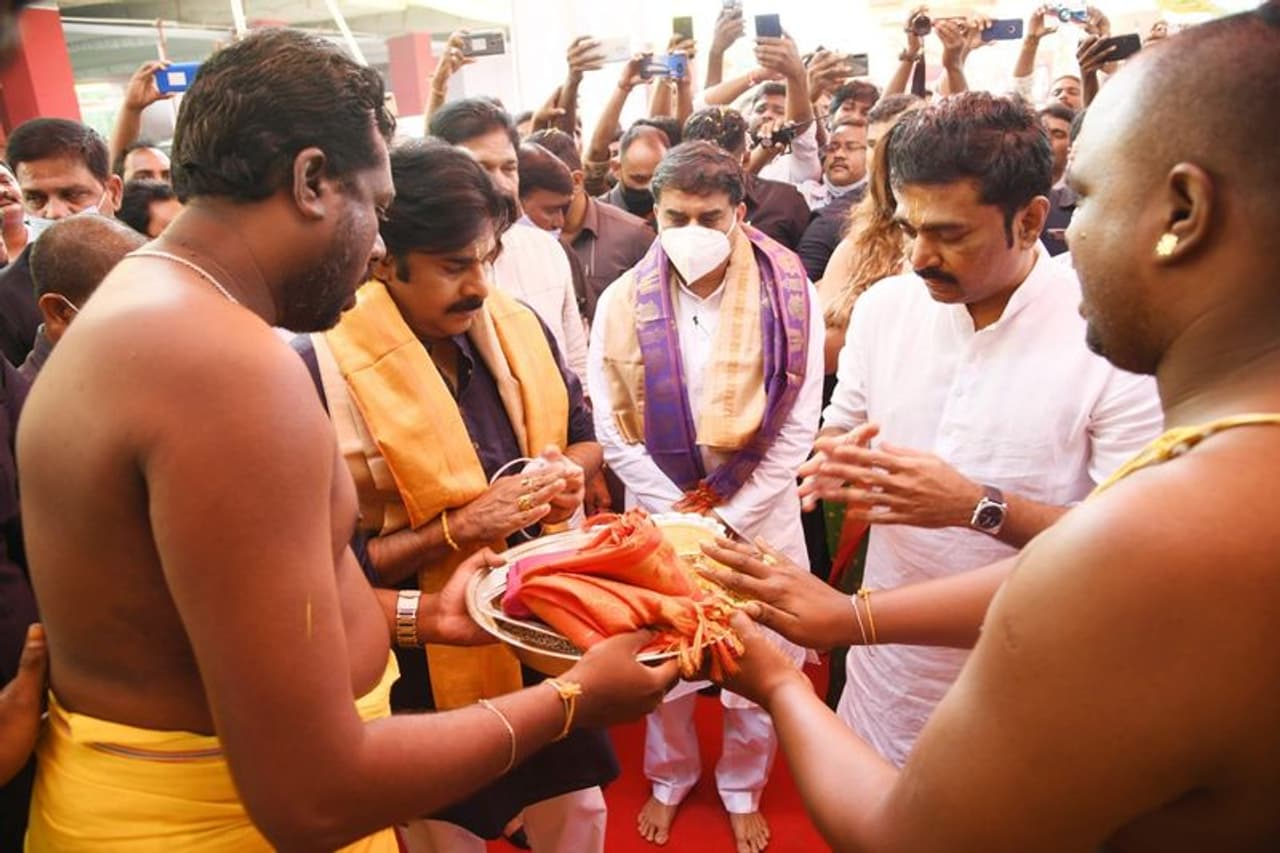 <p>వేద మంత్రాల నడుమ, సాంప్రదాయబద్ధంగా పవన్ కల్యాణ్కు స్వాగతం పలుకుతున్న అర్చకులు</p> <p>వేద మంత్రాల నడుమ, సాంప్రదాయబద్ధంగా పవన్ కల్యాణ్కు స్వాగతం పలుకుతున్న అర్చకులు</p>