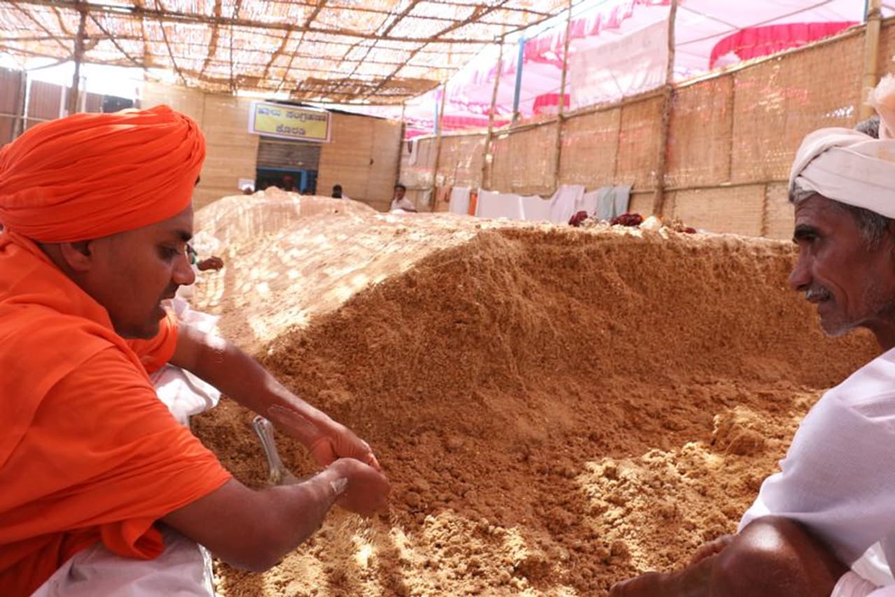 <p>ಶ್ರೀಗಳು ಇದುವರೆಗೂ ಎಂದೂ ತಮ್ಮ ಪಟ್ಟಾಭಿಷೇಕ ಮಹೋತ್ಸವವನ್ನು ಆಚರಣೆ ಮಾಡಿಕೊಂಡಿಲ್ಲ. ಅಂದು ಸಹ ಎಂದಿನಂತೆ ವಿಶೇಷ ದಿನವೆಂದು ಪರಿಗಣಿಸದೆ ಕಾಯಕದಲ್ಲಿ ನಿರತರಾಗುತ್ತಾರೆ.</p> <p>ಶ್ರೀಗಳು ಇದುವರೆಗೂ ಎಂದೂ ತಮ್ಮ ಪಟ್ಟಾಭಿಷೇಕ ಮಹೋತ್ಸವವನ್ನು ಆಚರಣೆ ಮಾಡಿಕೊಂಡಿಲ್ಲ. ಅಂದು ಸಹ ಎಂದಿನಂತೆ ವಿಶೇಷ ದಿನವೆಂದು ಪರಿಗಣಿಸದೆ ಕಾಯಕದಲ್ಲಿ ನಿರತರಾಗುತ್ತಾರೆ.</p>