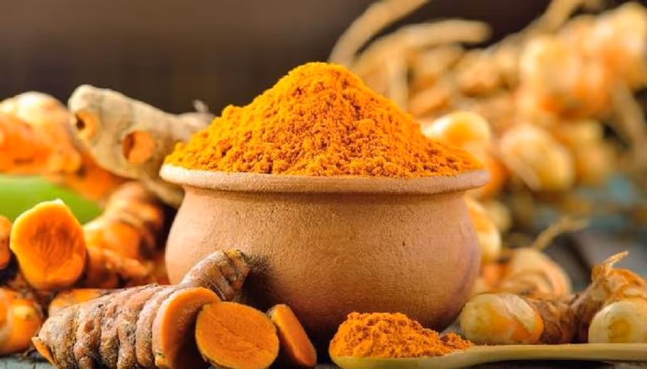 <p> </p><p>മഞ്ഞള് ആണ് ഈ പട്ടികയിലുള്പ്പെടുന്ന ഒരു ചേരുവ. 'ഗോള്ഡണ് സ്പൈസ്' എന്നറിയപ്പെടുന്ന മഞ്ഞള്, ചര്മ്മവുമായി ബന്ധപ്പെട്ട പ്രശ്നങ്ങള് പരിഹരിക്കാന് കഴിവുള്ള ഒന്നാണ്. ഫേസ്പാക്കിലൂടെയും മറ്റുമെല്ലാം ഇത് മുഖത്ത് അപ്ലൈ ചെയ്യാവുന്നതാണ്. </p><p> </p> <p> </p><p>മഞ്ഞള് ആണ് ഈ പട്ടികയിലുള്പ്പെടുന്ന ഒരു ചേരുവ. 'ഗോള്ഡണ് സ്പൈസ്' എന്നറിയപ്പെടുന്ന മഞ്ഞള്, ചര്മ്മവുമായി ബന്ധപ്പെട്ട പ്രശ്നങ്ങള് പരിഹരിക്കാന് കഴിവുള്ള ഒന്നാണ്. ഫേസ്പാക്കിലൂടെയും മറ്റുമെല്ലാം ഇത് മുഖത്ത് അപ്ലൈ ചെയ്യാവുന്നതാണ്. </p><p> </p>