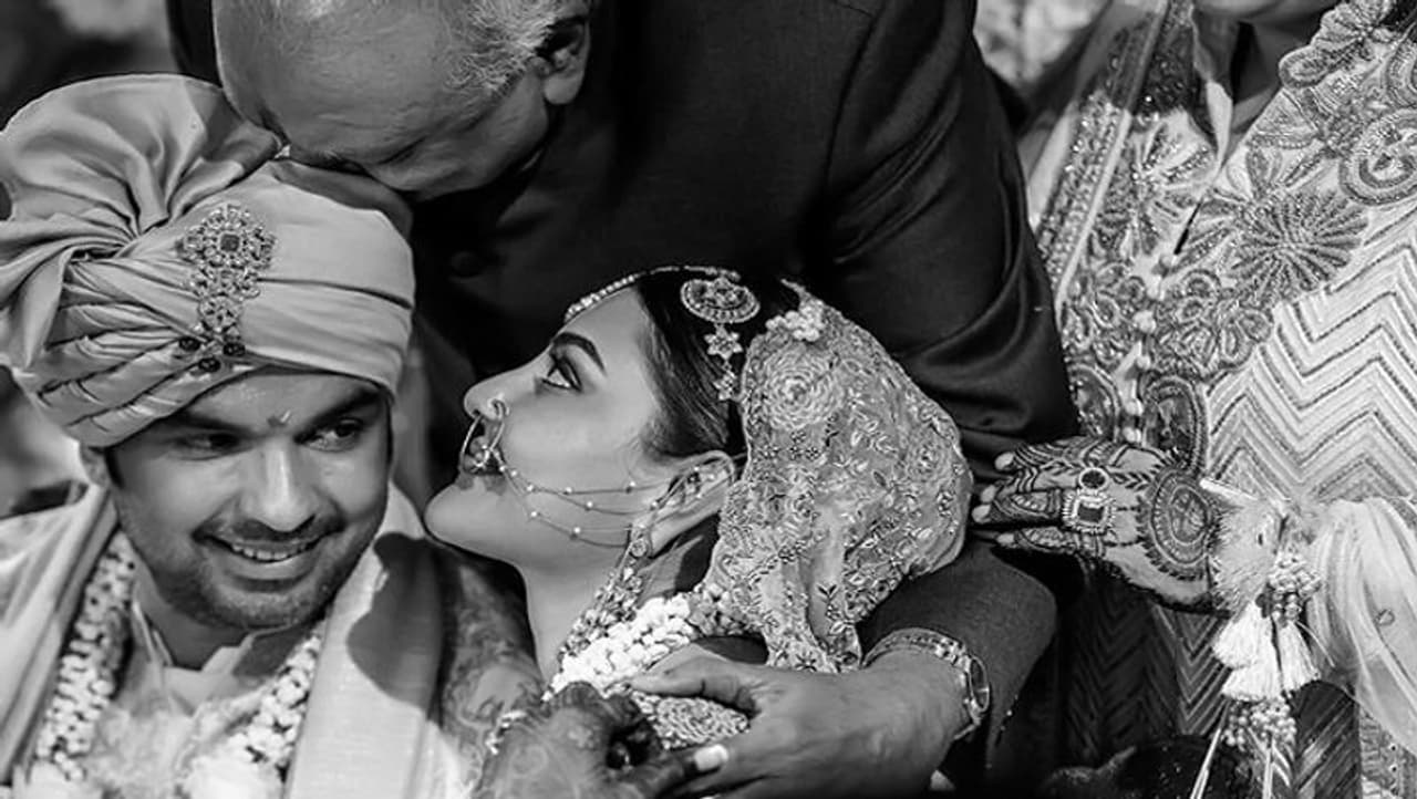 <p>கடந்த அக்டோபர் 30ம் தேதி பிரபல நடிகை காஜல் அகர்வாலுக்கும் தொழிலதிபர் கெளதம் கிட்சிலுவுக்கும் மும்பையில் திருமணம் நடைபெற்றது.<br /> </p> <p>கடந்த அக்டோபர் 30ம் தேதி பிரபல நடிகை காஜல் அகர்வாலுக்கும் தொழிலதிபர் கெளதம் கிட்சிலுவுக்கும் மும்பையில் திருமணம் நடைபெற்றது.<br /> </p>