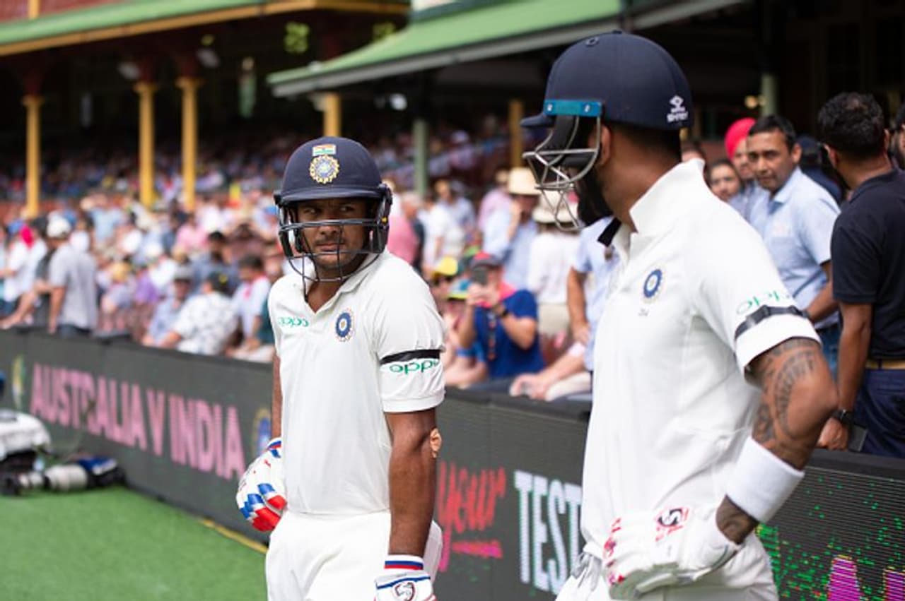 <p>இந்திய அணி இங்கிலாந்துக்கு எதிரான 5 டெஸ்ட் போட்டிகள் கொண்ட தொடரில் ஆடவுள்ளது. ஆகஸ்ட் 4ம் தேதி முதல் இந்த தொடர் தொடங்குகிறது. மிக நீண்ட தொடரை இங்கிலாந்தில் இந்திய அணி எதிர்நோக்கியுள்ள நிலையில், அண்மைக்காலமாக இந்திய அணியில் ரோஹித் சர்மாவுடன் தொடக்க வீரராக இறங்கிவந்த ஷுப்மன் கில் காயம் காரணமாக முதல் சில போட்டிகளில் ஆடாத சூழலில், கேஎல் ராகுல் மயன்க் அகர்வால் ஆகிய இருவரில் யார் ரோஹித் சர்மாவுடன் தொடக்க வீரராக இறங்குவார் என்பது பெரும் கேள்வியாக உள்ளது.</p> <p>இந்திய அணி இங்கிலாந்துக்கு எதிரான 5 டெஸ்ட் போட்டிகள் கொண்ட தொடரில் ஆடவுள்ளது. ஆகஸ்ட் 4ம் தேதி முதல் இந்த தொடர் தொடங்குகிறது. மிக நீண்ட தொடரை இங்கிலாந்தில் இந்திய அணி எதிர்நோக்கியுள்ள நிலையில், அண்மைக்காலமாக இந்திய அணியில் ரோஹித் சர்மாவுடன் தொடக்க வீரராக இறங்கிவந்த ஷுப்மன் கில் காயம் காரணமாக முதல் சில போட்டிகளில் ஆடாத சூழலில், கேஎல் ராகுல் மயன்க் அகர்வால் ஆகிய இருவரில் யார் ரோஹித் சர்மாவுடன் தொடக்க வீரராக இறங்குவார் என்பது பெரும் கேள்வியாக உள்ளது.</p>