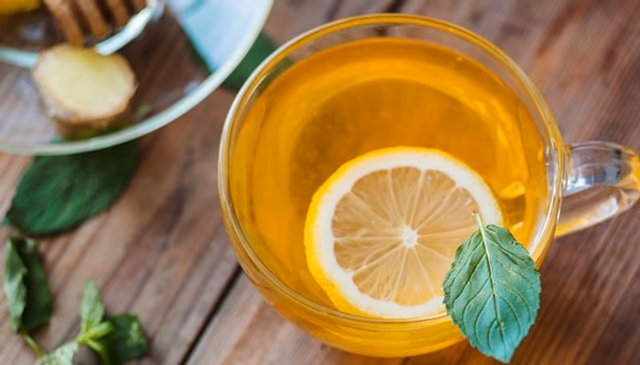 <p> </p><p>ചെറുനാരങ്ങയും ഇഞ്ചിയും പുതിനയിലയും ചേര്ത്ത ചായയാണ് ഇതില് ഒന്നാമതായി പറയാനുള്ളത്. ഇത് ശരീരത്തിനകത്ത് പെട്ടിരിക്കുന്ന വിഷാംശങ്ങളെ പുറന്തള്ളാന് സഹായിക്കുന്നു.<br /> </p><p> </p> <p> </p><p>ചെറുനാരങ്ങയും ഇഞ്ചിയും പുതിനയിലയും ചേര്ത്ത ചായയാണ് ഇതില് ഒന്നാമതായി പറയാനുള്ളത്. ഇത് ശരീരത്തിനകത്ത് പെട്ടിരിക്കുന്ന വിഷാംശങ്ങളെ പുറന്തള്ളാന് സഹായിക്കുന്നു.<br /> </p><p> </p>