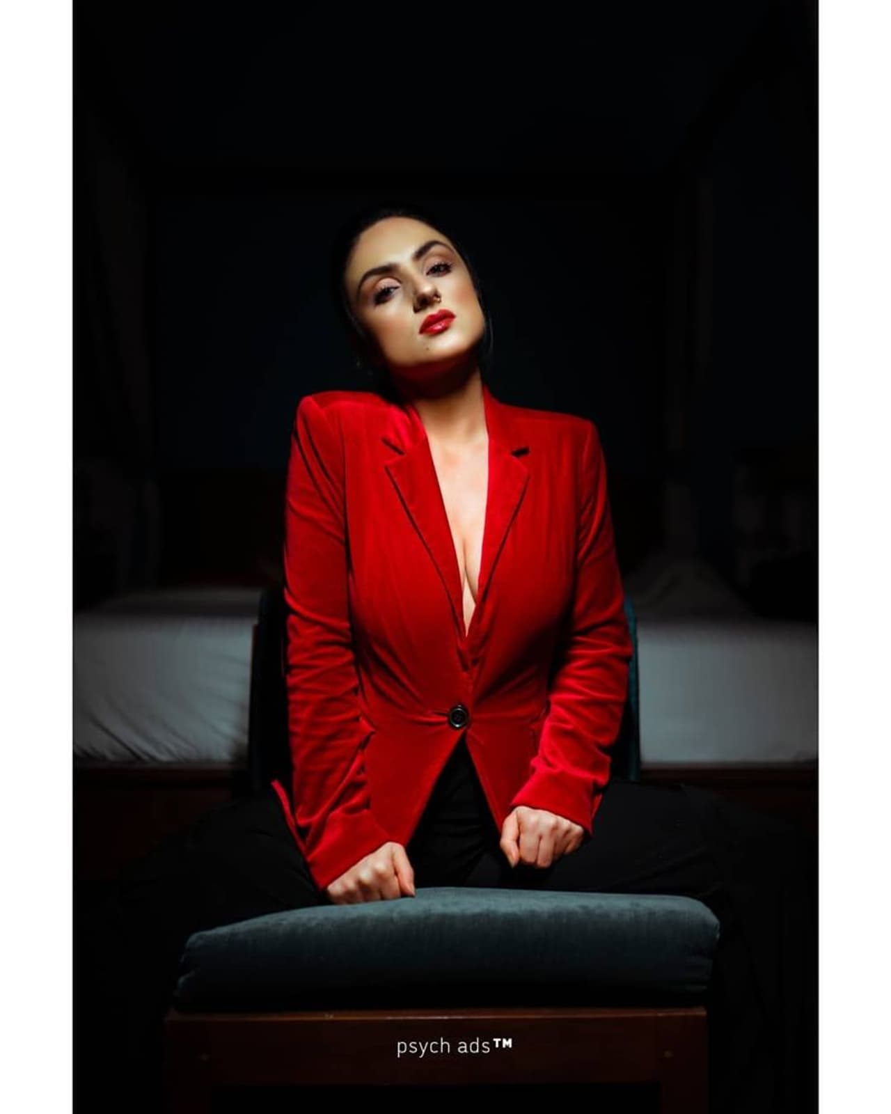 <p>താരം പങ്കുവച്ച ഫോട്ടോഷൂട്ട് ചിത്രങ്ങളാണ് ഇപ്പോൾ സൈബര്‍ ലോകത്ത് വൈറലാകുന്നത്.&nbsp;</p><p>&nbsp;</p>