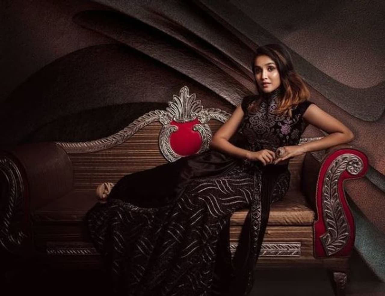 <h2> </h2><p>2010ல் ‘கதை தொடருன்னு’ என்ற மலையாளப்படத்தில் குழந்தை நட்சத்திரமாக அறிமுகமான அனிகா, 2015ல் கவுதம் மேனனும் அஜீத்தும் இணைந்த ‘என்னை அறிந்தால்’ படத்தின் மூலம் அஜித் மகளாகவே அறிமுகமானார்.</p> <h2> </h2><p>2010ல் ‘கதை தொடருன்னு’ என்ற மலையாளப்படத்தில் குழந்தை நட்சத்திரமாக அறிமுகமான அனிகா, 2015ல் கவுதம் மேனனும் அஜீத்தும் இணைந்த ‘என்னை அறிந்தால்’ படத்தின் மூலம் அஜித் மகளாகவே அறிமுகமானார்.</p>