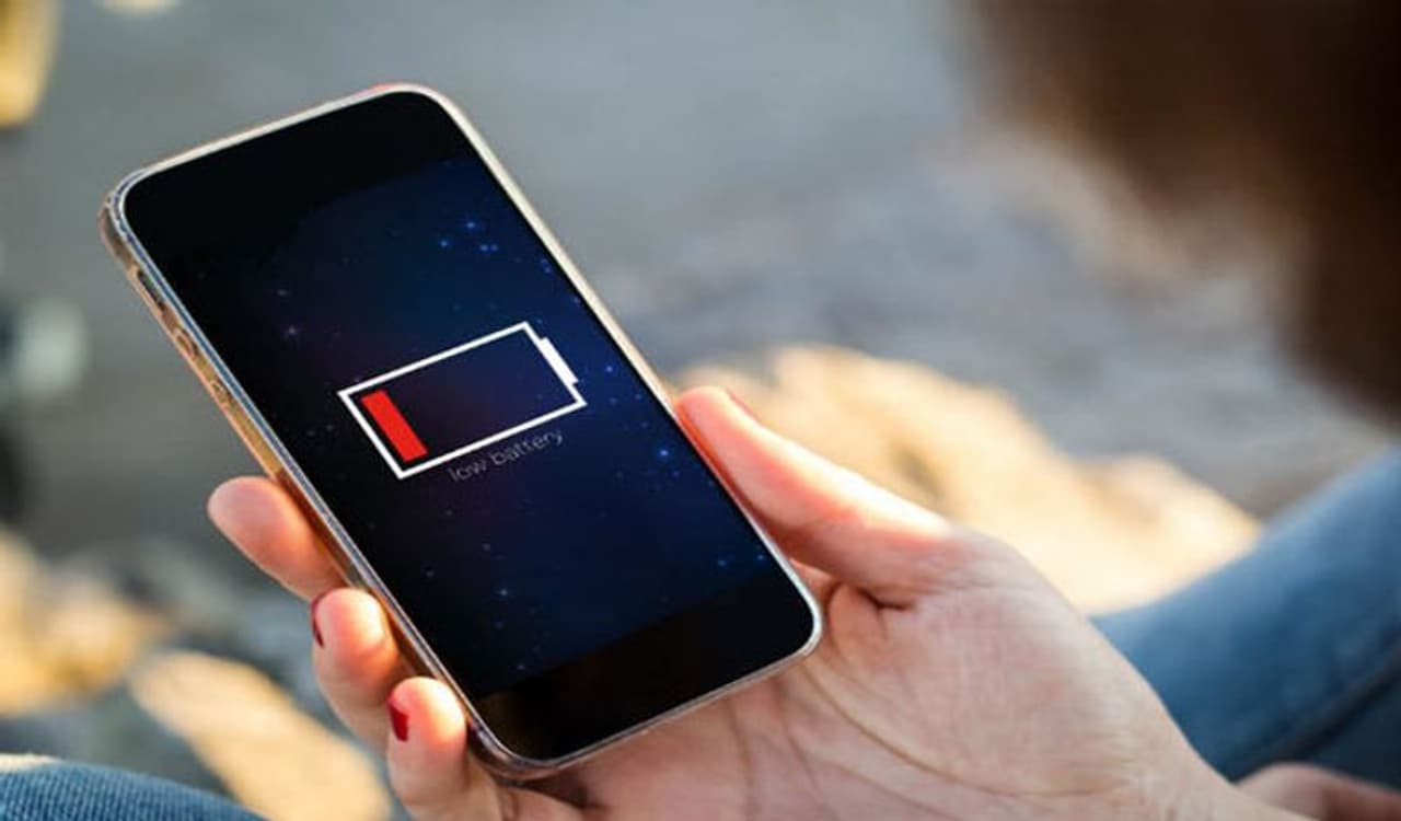 <p>There are many reasons behind your mobile phone's battery life going down. Here are few hacks that are useful in terms of keeping it safe for a while when you are out somewhere.</p> <p>There are many reasons behind your mobile phone's battery life going down. Here are few hacks that are useful in terms of keeping it safe for a while when you are out somewhere.</p>