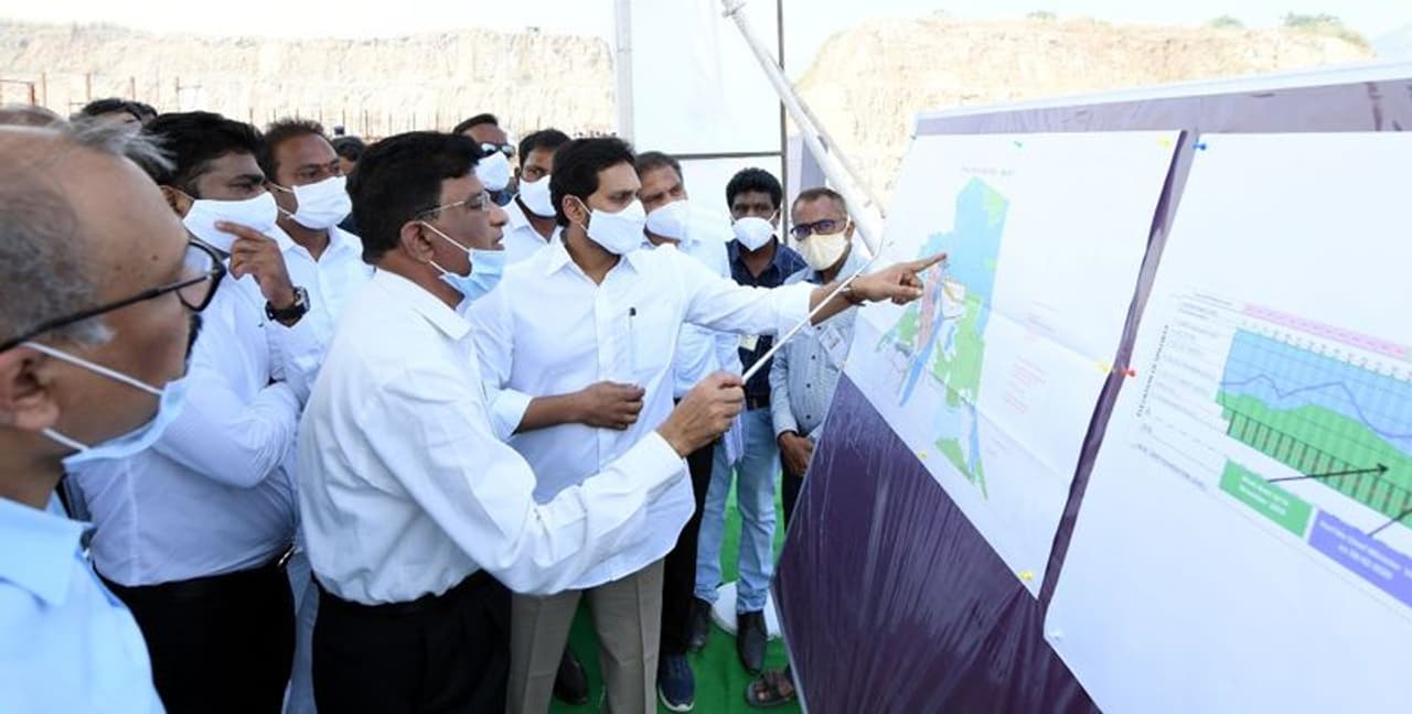 <p>పోలవరం ప్రాజెక్ట్ నిర్మాణ పనులను పరిశీలిస్తున్న సీఎం జగన్ </p> <p>పోలవరం ప్రాజెక్ట్ నిర్మాణ పనులను పరిశీలిస్తున్న సీఎం జగన్ </p>