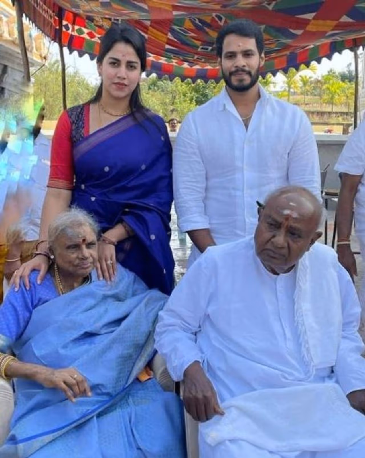 <p>ಹಾಸನದ ಹೊಳೆನರಸೀಪುರ ಹರದನಹಳ್ಳಿ ದೇವಸ್ಥಾನದಲ್ಲಿ ಕಾಣಿಸಿಕೊಂಡ ಗೌಡರ ಕುಟುಂಬ.</p>