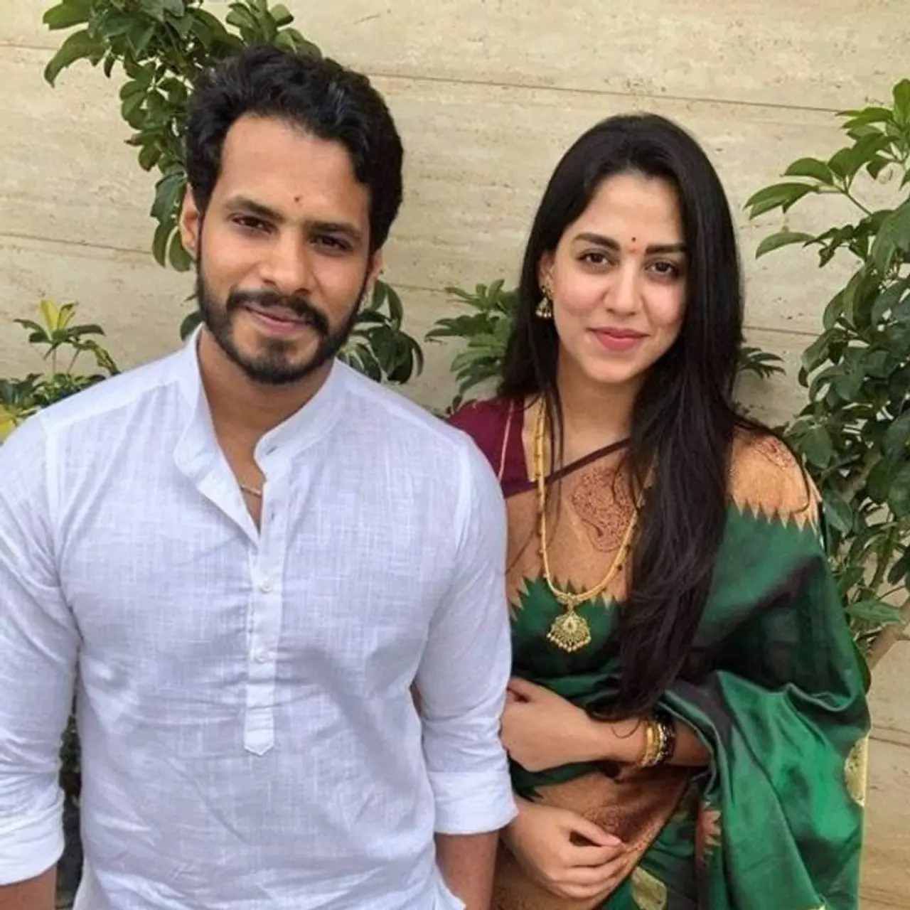 <p>కర్ణాటక మాజీ ముఖ్యమంత్రి కుమారస్వామి త్వరలో తాతగా ప్రమోషన్ అందుకోనున్నాడు. </p> <p>కర్ణాటక మాజీ ముఖ్యమంత్రి కుమారస్వామి త్వరలో తాతగా ప్రమోషన్ అందుకోనున్నాడు. </p>