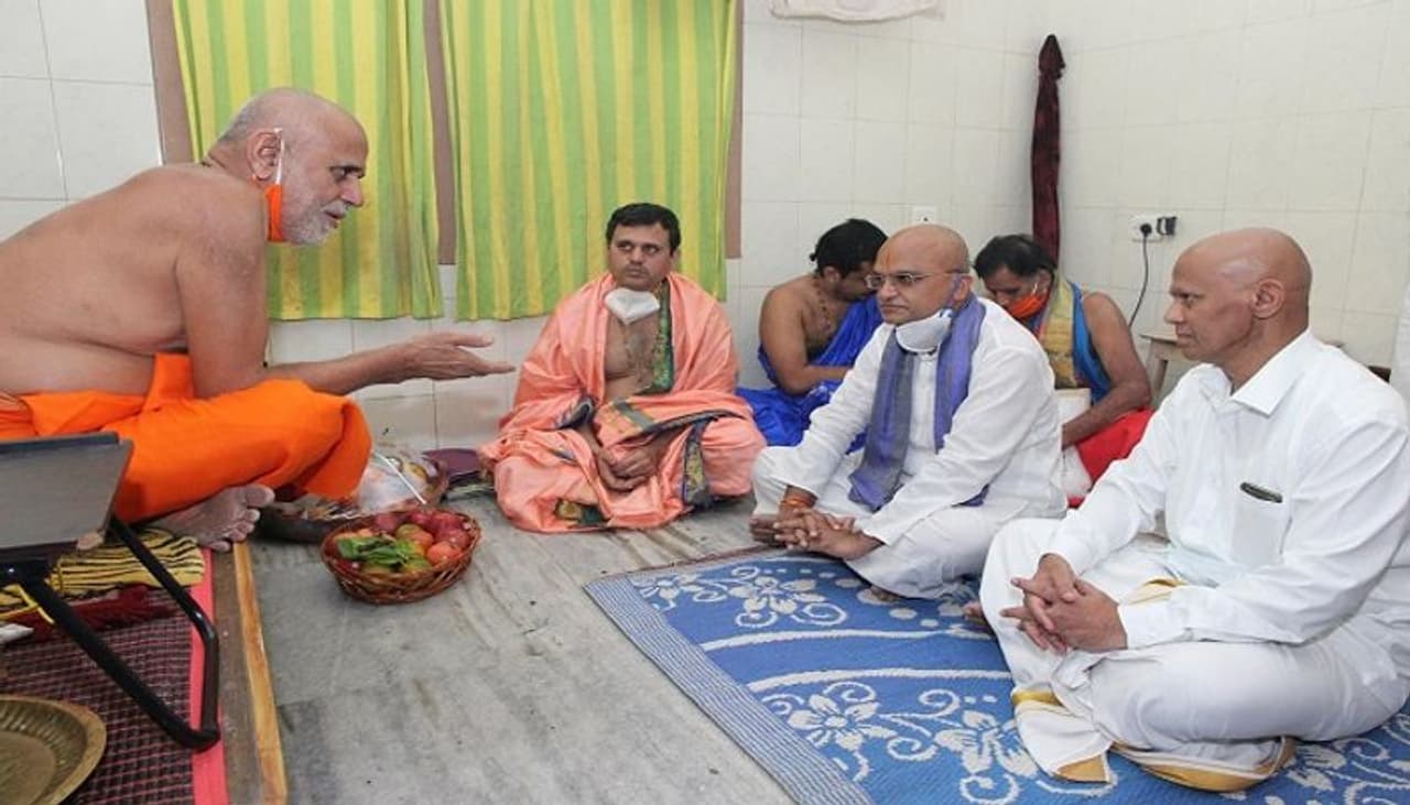 <p>కర్ణాటక రాష్ట్రంలో ప్రముఖ ద్వైత సంస్థానంగా పేరుగాంచిన శ్రీ వ్యాసరాజ మఠాధిపతి శ్రీశ్రీశ్రీ విద్యాశ్రీషతీర్థుల స్వామీజీ సోమ‌వారం తిరుమల శ్రీవారిని దర్శించుకున్నారు.</p>