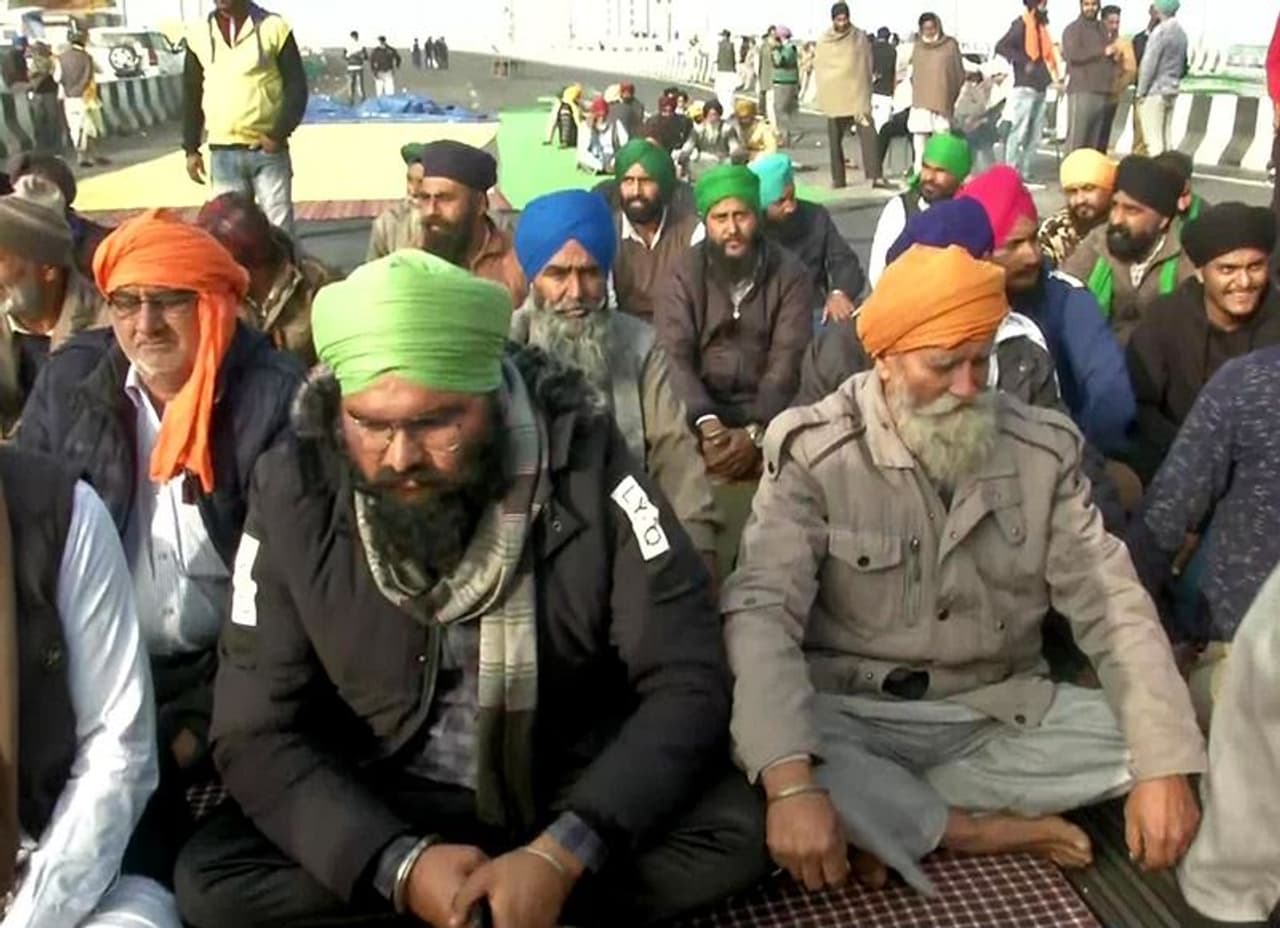 <p>ಕೇಂದ್ರದ ಕೃಷಿ ಮಸೂದೆ ವಿರೋಧಿಸಿ ರೈತರು ನಡೆಸುತ್ತಿರುವ ಪ್ರತಿಭಟನೆ ಜೋರಾಗುತ್ತಿದೆ. ಕಾಂಗ್ರೆಸ್, ಎಡಪಕ್ಷಗಳು ರೈತರ ಪ್ರತಿಭಟನೆಗೆ ಬೆಂಬಲ ಸೂಚಿಸಿ ಆಂದೋಲನದಲ್ಲಿ ಧುಮುಕಿದೆ.</p> <p>ಕೇಂದ್ರದ ಕೃಷಿ ಮಸೂದೆ ವಿರೋಧಿಸಿ ರೈತರು ನಡೆಸುತ್ತಿರುವ ಪ್ರತಿಭಟನೆ ಜೋರಾಗುತ್ತಿದೆ. ಕಾಂಗ್ರೆಸ್, ಎಡಪಕ್ಷಗಳು ರೈತರ ಪ್ರತಿಭಟನೆಗೆ ಬೆಂಬಲ ಸೂಚಿಸಿ ಆಂದೋಲನದಲ್ಲಿ ಧುಮುಕಿದೆ.</p>