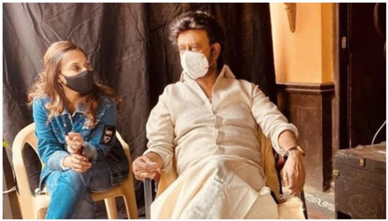 <p>கொரோனா லாக்டவுனுக்குப் பிறகு சூப்பர் ஸ்டார் ரஜினிகாந்த் மீண்டும் அண்ணாத்த பட ஷூட்டிங்கில் பங்கேற்றுள்ளார். இதற்காக தனி விமனத்தில் ரஜினிகாந்த், நயன்தாரா உள்ளிட்டோர் புறப்பட்டுச் சென்ற புகைப்படங்கள் வெளியாகி சோசியல் மீடியாவில் வைரலானது</p> <p>கொரோனா லாக்டவுனுக்குப் பிறகு சூப்பர் ஸ்டார் ரஜினிகாந்த் மீண்டும் அண்ணாத்த பட ஷூட்டிங்கில் பங்கேற்றுள்ளார். இதற்காக தனி விமனத்தில் ரஜினிகாந்த், நயன்தாரா உள்ளிட்டோர் புறப்பட்டுச் சென்ற புகைப்படங்கள் வெளியாகி சோசியல் மீடியாவில் வைரலானது</p>