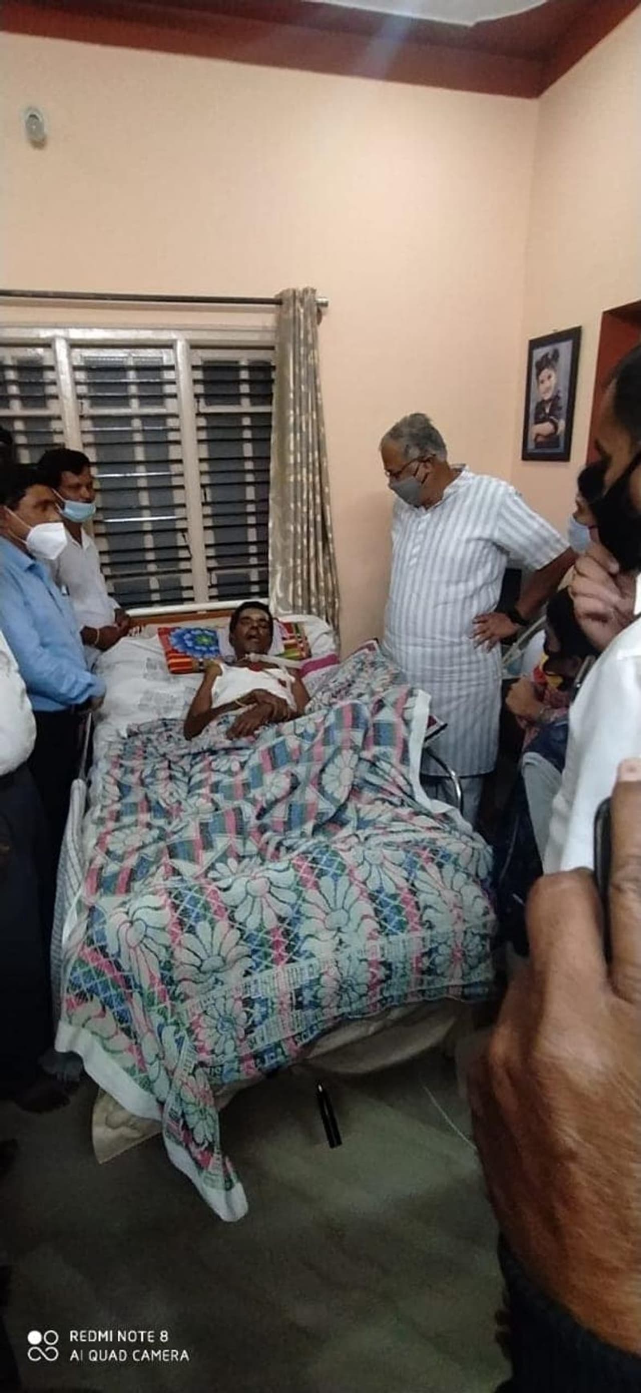 <p>ಕಳೆದೊಂದು ವರ್ಷದಿಂದ ಕೋಮಾ ಸ್ಥಿತಿಯಲ್ಲಿರುವ ನಂಜನಗೂಡಿನ &nbsp;ಸರಕಾರಿ ಕಿರಿಯ ಪ್ರಾಥಮಿಕ ಶಾಲೆ ಶಿಕ್ಷಕರಾದ ಮಹಾದೇವಸ್ವಾಮಿ ಮನೆಗೆ ಸಚಿವ ಸುರೇಶ್ ಕುಮಾರ್ ಭೇಟಿ ನೀಡಿದರು.</p>