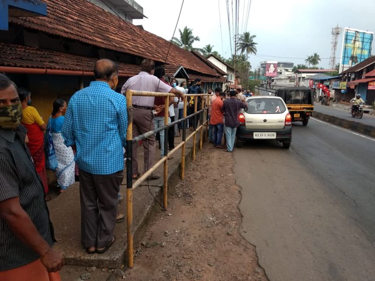 <p><span style="font size:16px;"><strong>വോട്ടെടുപ്പിനിടെ സംഘർഷം</strong></span></p><p>&nbsp;</p><p>വടക്കൻ കേരളത്തിലെ മൂന്നാം ഘട്ട വോട്ടെടുപ്പിനിടെ &nbsp;പലയിടത്തും സംഘ‍ർഷങ്ങള്‍ റിപ്പോർട്ട് ചെയ്തു. കണ്ണൂര്‍ ജില്ലയിലെ മുഴക്കുന്ന് പഞ്ചായത്തിലെ നെല്യാട് വട്ടപ്പോയിൽ എന്നിവിടങ്ങളിൽ നിന്നും ഇന്ന് ആറ് ബോംബുകൾ കണ്ടെടുത്തു. ബാഗിലും ബക്കറ്റിലുമായി സൂക്ഷിച്ചിരുന്ന ബോംബുകളാണ് പിടിച്ചെടുത്തത്. ജില്ലാ പൊലീസ് മേധാവി യതീഷ് ചന്ദ്ര സംഭവസ്ഥലം സന്ദർശിച്ചു.</p>