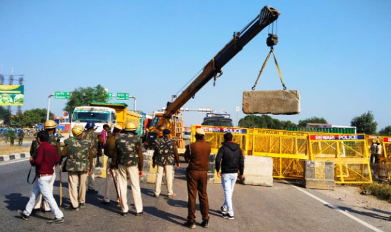 <p>കഴിഞ്ഞ മൂന്ന് ആഴ്ചയോളമായി 40 ലേറെ കർഷക സംഘടനകളാണ കേന്ദ്ര കാർഷിക നിയമത്തിനെതിരെ ദില്ലിയുടെ അതിര്‍ത്തികളില്‍ പ്രതിഷേധിക്കുന്നത്. ദില്ലിയിലെ സിംഘു, ​ഗാസിപൂർ, തിക്രി അതിർത്തികളിലാണ് ആദ്യം കര്‍ഷക പ്രതിഷേധം ശക്തമായിരുന്നത്. എന്നാല്‍ ഭേദഗതി ചര്‍ച്ചകള്‍ മാത്രമായിരുന്നു സര്‍ക്കാര്‍ മുന്നേട്ട് വച്ചത്.</p>