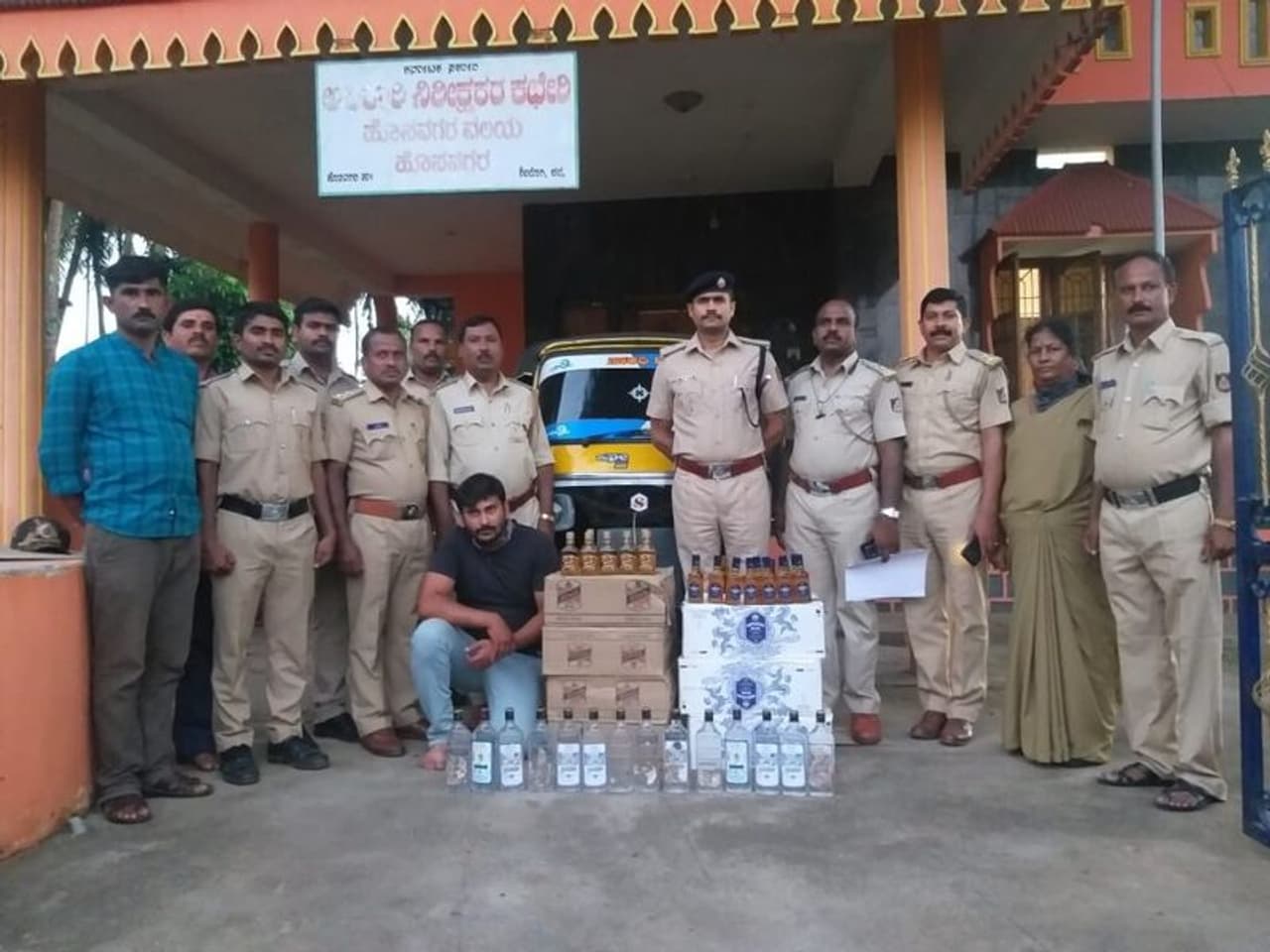 <p>ಗ್ರಾಮ ಪಂಚಾಯ್ತಿ ಚುನಾವಣೆ ನೀತಿ ಸಂಹಿತೆ ಹಿನ್ನೆಲೆ ಶಿವಮೊಗ್ಗ ಜಿಲ್ಲಾ ಅಬಕಾರಿ ಇಲಾಖೆಯ ಕಾರ್ಯಾಚರಣೆ </p><p> ಗ್ರಾಮ ಪಂಚಾಯ್ತಿ ಚುನಾವಣೆಗೆ ಗೋವಾ ರಾಜ್ಯದಲ್ಲಿ ತಯಾರಾದ ಮೆಕ್ಡೊನಾಲ್ಡ್ ವಿಸ್ಕಿ, ಇಂಪೀರಿಯಲ್ ವಿಸ್ಕಿ, ಗೋವಾ ಫೆನ್ನಿ ಸೇರಿದಂತೆ ಅಕ್ರಮವಾಗಿ 71 ಲೀಟರ್ ಗೋವಾ ಮದ್ಯ ಸಾಗಾಣಿಕೆ ಮಾಡುತ್ತಿದ್ದದ್ದನ್ನು ಪತ್ತೆಹಚ್ಚಲಾಗಿತ್ತು.</p> <p>ಗ್ರಾಮ ಪಂಚಾಯ್ತಿ ಚುನಾವಣೆ ನೀತಿ ಸಂಹಿತೆ ಹಿನ್ನೆಲೆ ಶಿವಮೊಗ್ಗ ಜಿಲ್ಲಾ ಅಬಕಾರಿ ಇಲಾಖೆಯ ಕಾರ್ಯಾಚರಣೆ </p><p> ಗ್ರಾಮ ಪಂಚಾಯ್ತಿ ಚುನಾವಣೆಗೆ ಗೋವಾ ರಾಜ್ಯದಲ್ಲಿ ತಯಾರಾದ ಮೆಕ್ಡೊನಾಲ್ಡ್ ವಿಸ್ಕಿ, ಇಂಪೀರಿಯಲ್ ವಿಸ್ಕಿ, ಗೋವಾ ಫೆನ್ನಿ ಸೇರಿದಂತೆ ಅಕ್ರಮವಾಗಿ 71 ಲೀಟರ್ ಗೋವಾ ಮದ್ಯ ಸಾಗಾಣಿಕೆ ಮಾಡುತ್ತಿದ್ದದ್ದನ್ನು ಪತ್ತೆಹಚ್ಚಲಾಗಿತ್ತು.</p>