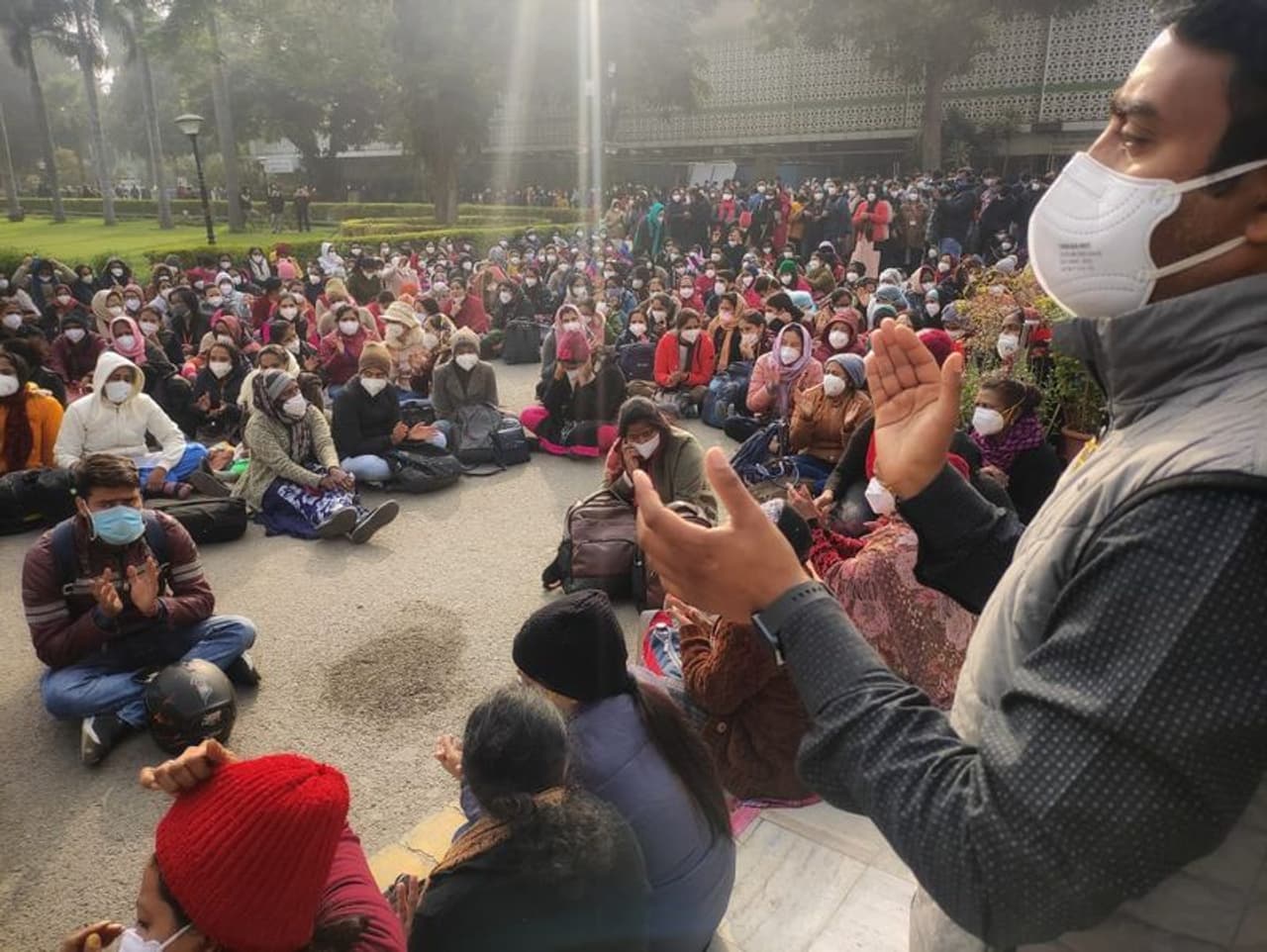 <p>ഓൾ ഇന്ത്യ ഇൻസ്റ്റിറ്റ്യൂട്ട് ഓഫ് മെഡിക്കൽ സയൻസില്‍ നേഴ്സസുമാര്‍ നടത്തുന്ന &nbsp;സമരം രണ്ടാം ദിനം പിന്നിട്ടതോടെ അന്ത്യശാസനവുമായി കേന്ദ്രം രംഗത്തെത്തി. ഡ്യൂട്ടി ബഹിഷ്ക്കരിച്ച് സമരം ചെയ്യുന്ന നഴ്സുമാർക്കെതിരെ ദുരന്ത നിവാരണ നിയമ പ്രകാരം കേസ് എടുക്കുമെന്ന് ആരോഗ്യ മന്ത്രാലയം മുന്നറിയിപ്പ് നല്‍കി.&nbsp;</p>