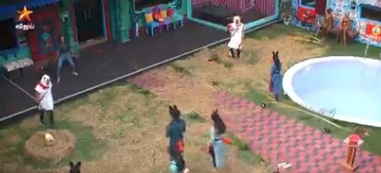 <p>அதாவது தற்போது கோழி பண்ணையாக மாற்றப்பட்டுள்ள பிக்பாஸ் வீட்டில், ஒரு அணியினர் கோழியாக இருந்து, தங்களுக்கு வழங்கப்பட்ட தங்க முட்டைகளை பாதுகாக்க வேண்டும்.</p>