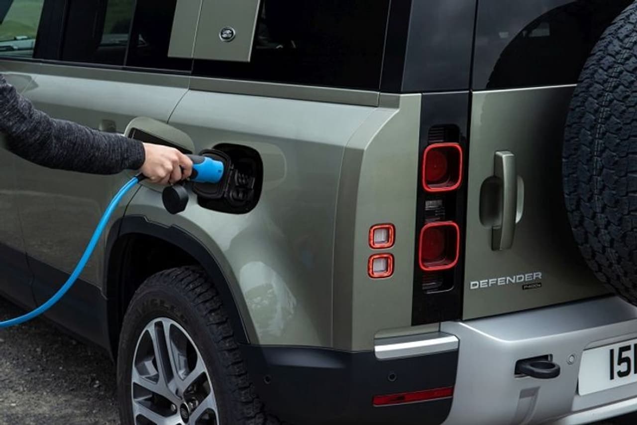 <p>ಜಾಗ್ವಾರ್ ಲ್ಯಾಂಡ್ ರೋವರ್ ಇಂಡಿಯಾ, ಭಾರತದಲ್ಲಿ ತನ್ನ ಮೊದಲ ಪ್ಲಗ್ ಇನ್ ಹೈಬ್ರಿಡ್, ನ್ಯೂ ಡಿಫೆಂಡರ್ P400e ಬುಕ್ಕಿಂಗ್‍ &nbsp;ಆರಂಭಿಸಿದೆ. .&nbsp;</p>