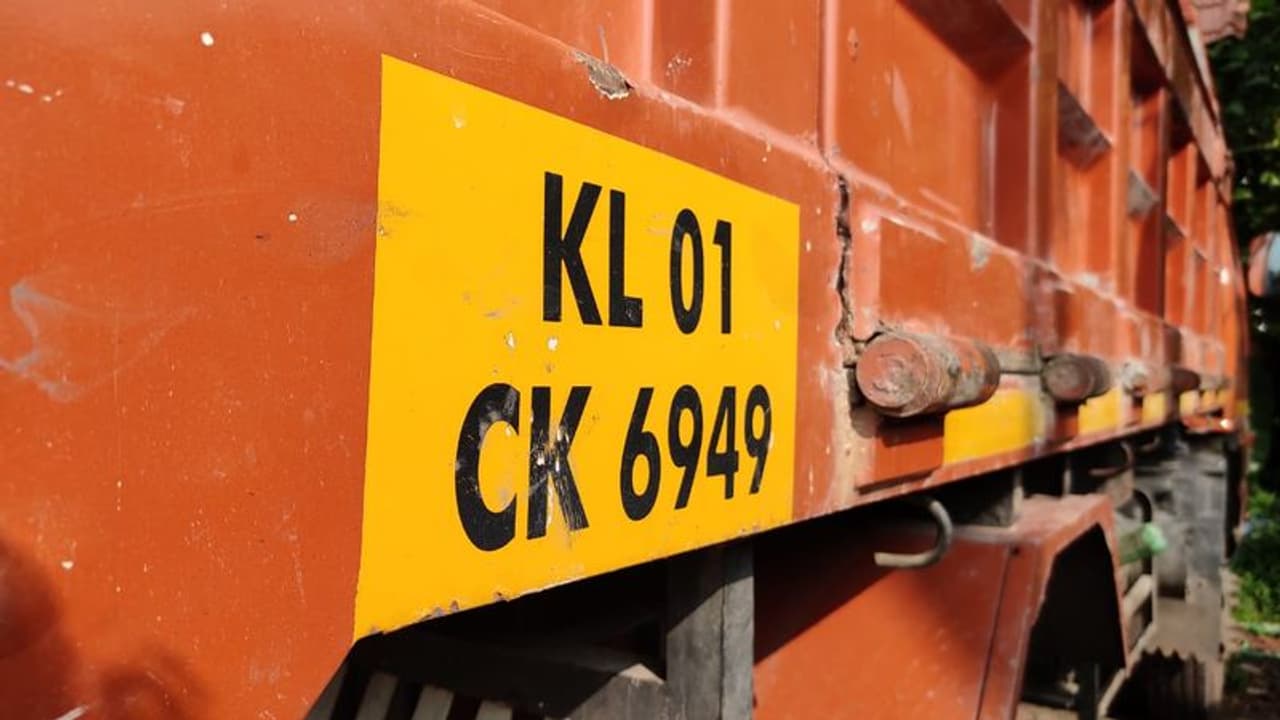 <p>മാധ്യമപ്രവര്‍ത്തകൻ എസ് വി പ്രദീപിനെ ഇടിച്ചിട്ട KL 01 CK 6949 നമ്പര്‍ ലോറിയും ഓടിച്ച ഡ്രൈവറെയും പൊലീസ് കസ്റ്റഡിയിലെടുത്തു. വണ്ടിയും ഡ്രൈവറെയും ഈഞ്ചക്കലിൽ വച്ചാണ് പൊലീസ് കസ്റ്റഡിലെടുത്തത്.&nbsp;</p>