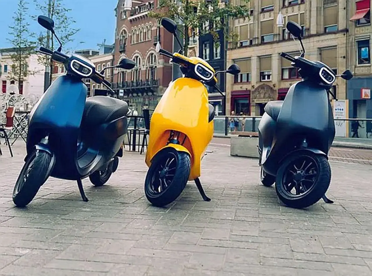 <p>ಒಲಾ ಎಲೆಕ್ಟ್ರಿಕ್ ಸ್ಕೂಟರ್ ಘಟಕ ತಲೆ ಎತ್ತಲು ಸಜ್ಜಾಗಿದೆ. ವಿಶ್ವದ ಅತೀ ದೊಡ್ಡ ಎಲೆಕ್ಟ್ರಿಕ್ ಸ್ಕೂಟರ್ ನಿರ್ಮಾಣ ಘಟಕ ಆರಂಭಿಸಲು ಒಲಾ ಒಪ್ಪಂದ ಮಾಡಿಕೊಂಡಿದೆ.</p> <p>ಒಲಾ ಎಲೆಕ್ಟ್ರಿಕ್ ಸ್ಕೂಟರ್ ಘಟಕ ತಲೆ ಎತ್ತಲು ಸಜ್ಜಾಗಿದೆ. ವಿಶ್ವದ ಅತೀ ದೊಡ್ಡ ಎಲೆಕ್ಟ್ರಿಕ್ ಸ್ಕೂಟರ್ ನಿರ್ಮಾಣ ಘಟಕ ಆರಂಭಿಸಲು ಒಲಾ ಒಪ್ಪಂದ ಮಾಡಿಕೊಂಡಿದೆ.</p>