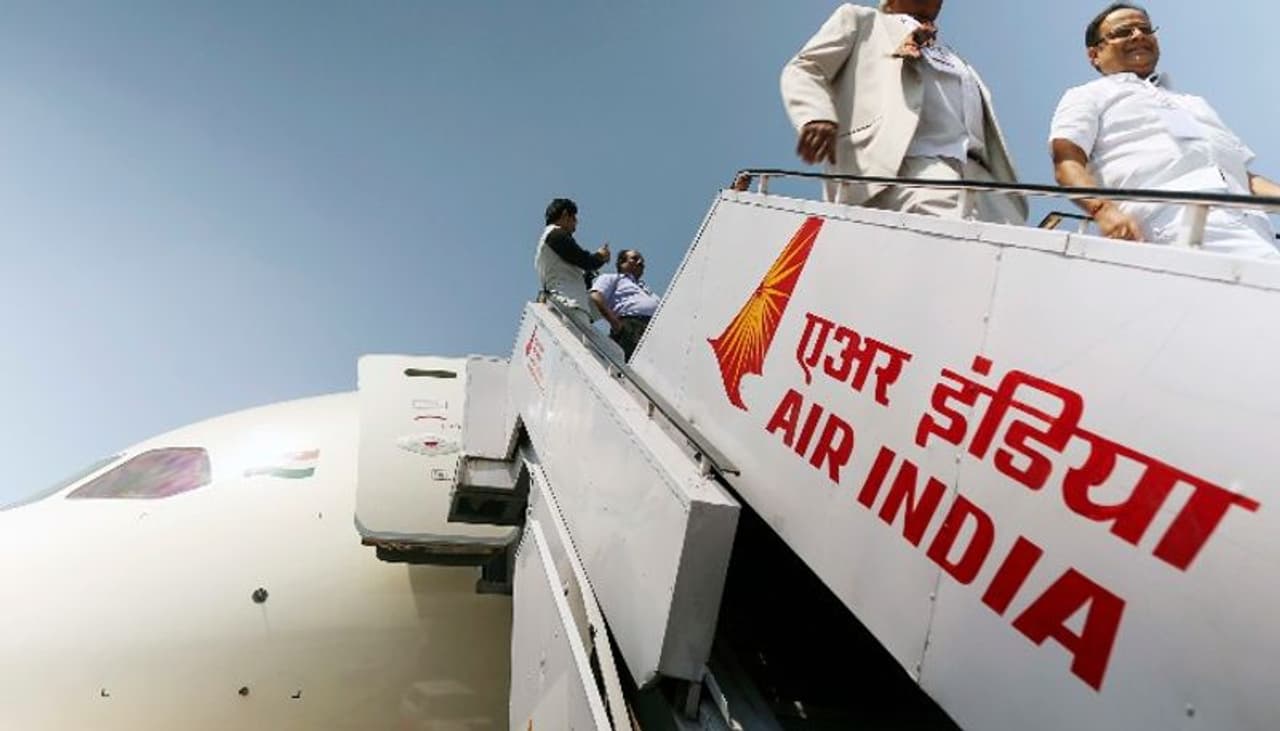 <p>ಏರ್ ಇಂಡಿಯಾ ವಿಶೇಷ ಆಫರ್ ಘೋಷಿಸಿದೆ. ಈ ಮೂಲಕ ಟಿಕೆಟ್ ದರದಲ್ಲಿ ಶೇಕಡಾ 50 ರಷ್ಟು ವಿನಾಯಿತಿ ನೀಡುವುದಾಗಿ ಘೋಷಿಸಿದೆ.</p> <p>ಏರ್ ಇಂಡಿಯಾ ವಿಶೇಷ ಆಫರ್ ಘೋಷಿಸಿದೆ. ಈ ಮೂಲಕ ಟಿಕೆಟ್ ದರದಲ್ಲಿ ಶೇಕಡಾ 50 ರಷ್ಟು ವಿನಾಯಿತಿ ನೀಡುವುದಾಗಿ ಘೋಷಿಸಿದೆ.</p>