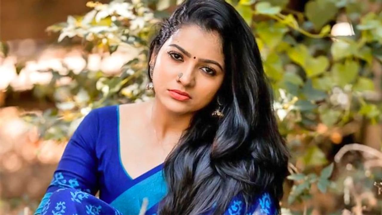 <p>பாண்டியன் ஸ்டோர்ஸ் சீரியல் நடிகை சித்ரா கடந்த டிசம்பர் மாதம் 9ம் தேதி நசரத்பேட்டையில் உள்ள ஓட்டலில் தூக்கிட்டு தற்கொலை செய்து கொண்டார். சித்ராவின் மரணம் பல்வேறு சந்தேகங்களை எழுப்பியதை அடுத்து நசரத் பேட்டை போலீசார் தொடர்ந்து விசாரணை நடத்தி வருகின்றனர். </p> <p>பாண்டியன் ஸ்டோர்ஸ் சீரியல் நடிகை சித்ரா கடந்த டிசம்பர் மாதம் 9ம் தேதி நசரத்பேட்டையில் உள்ள ஓட்டலில் தூக்கிட்டு தற்கொலை செய்து கொண்டார். சித்ராவின் மரணம் பல்வேறு சந்தேகங்களை எழுப்பியதை அடுத்து நசரத் பேட்டை போலீசார் தொடர்ந்து விசாரணை நடத்தி வருகின்றனர். </p>