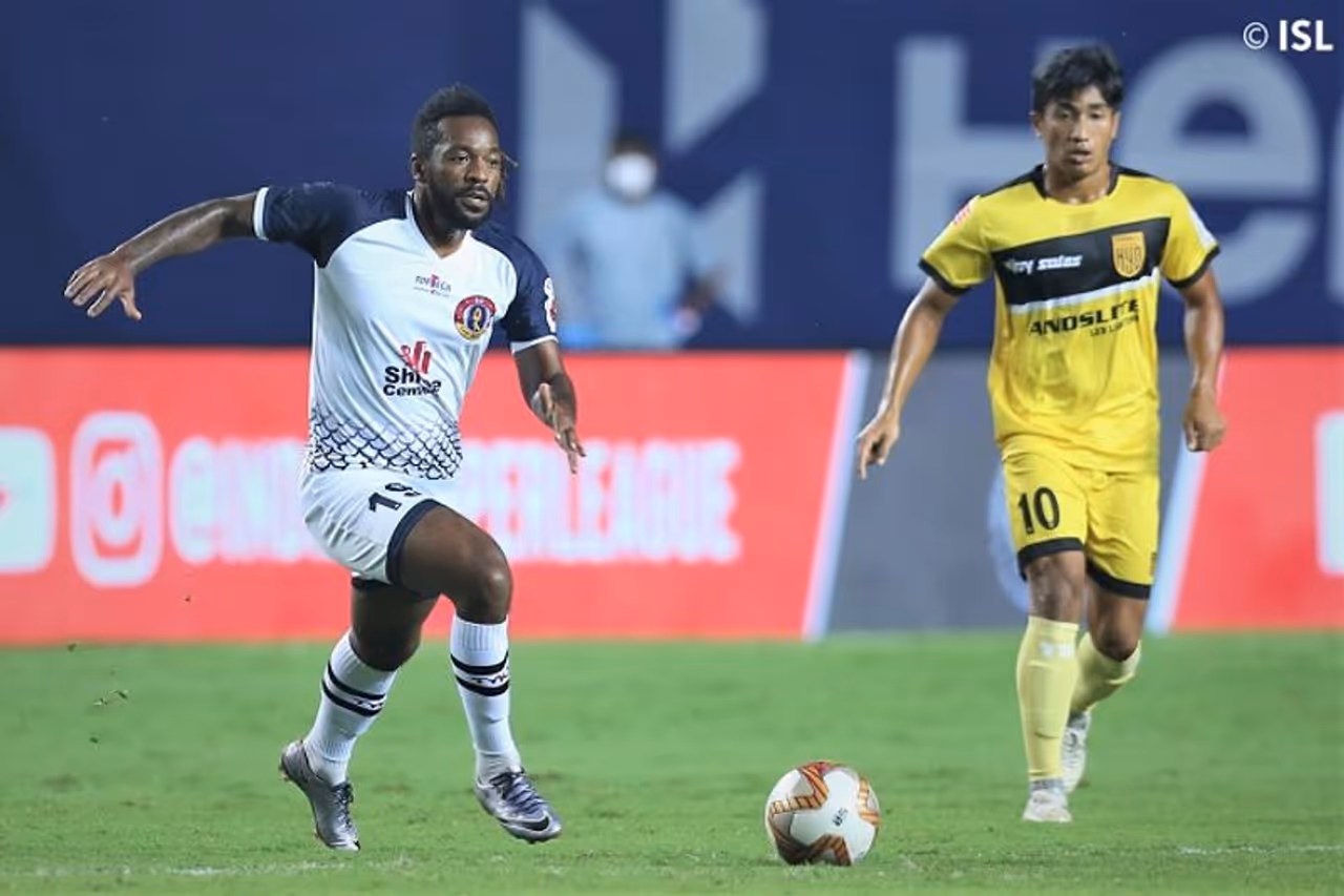<p>In what turned out to be an exciting thriller, Kerala Blasters stole a draw in the final moments of their clash against East Bengal, in the ongoing Indian Super League (ISL), at the GMC Stadium in Telangana, on Sunday. The draw made no difference to their position in the table, as both stay in the ninth and 10th spot, respectively.</p>